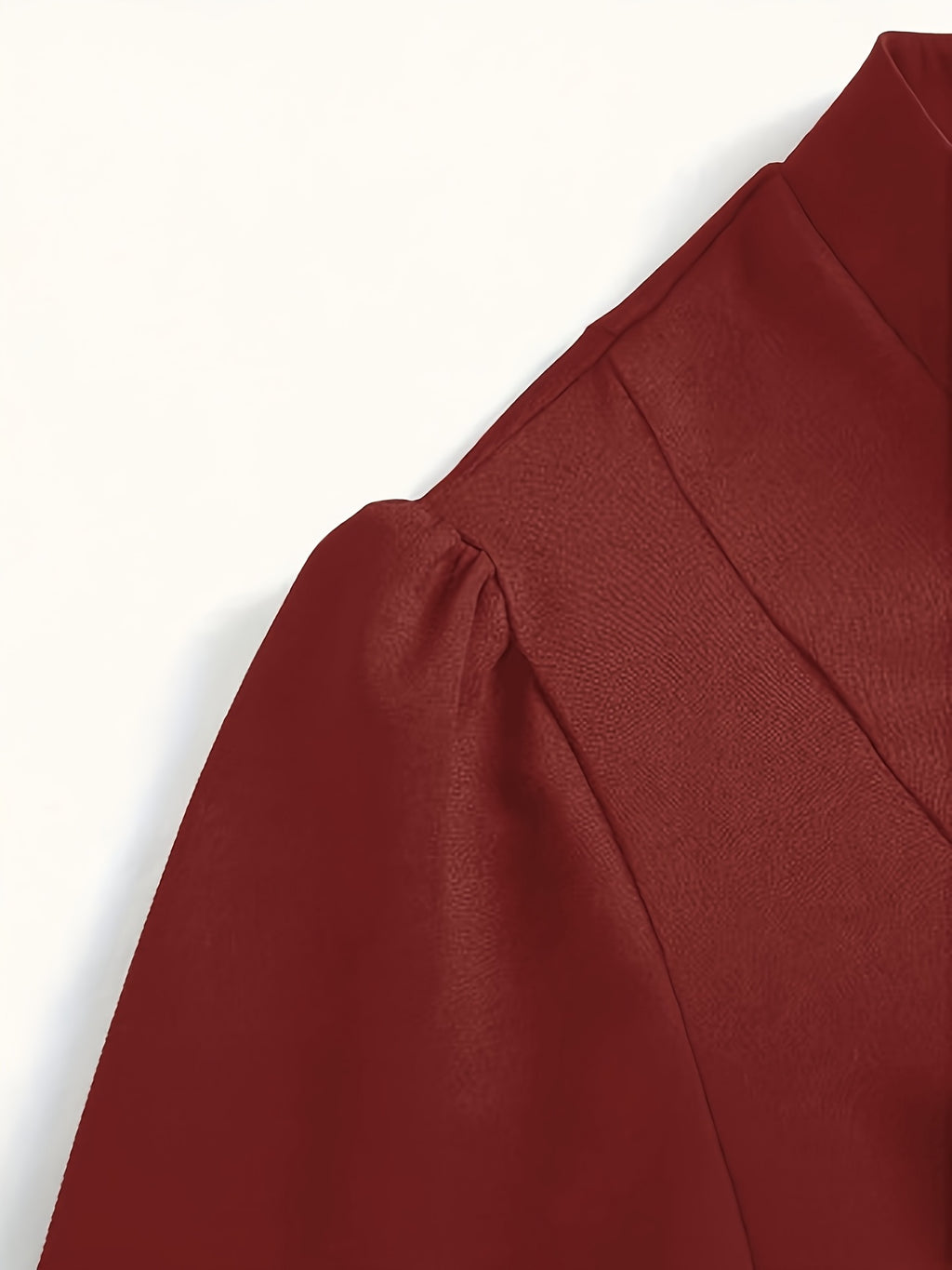 Pull grande taille, coupe oversize, col montant, détail du col
