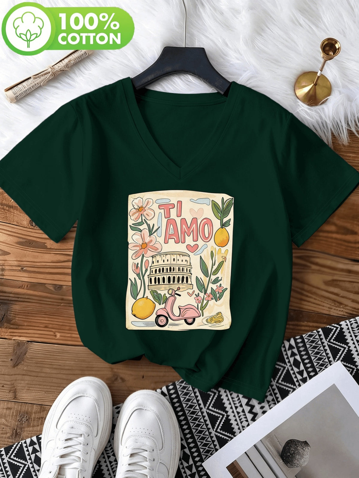 T-shirt grande taille, coupe ample, col V, manches courtes, détail du col