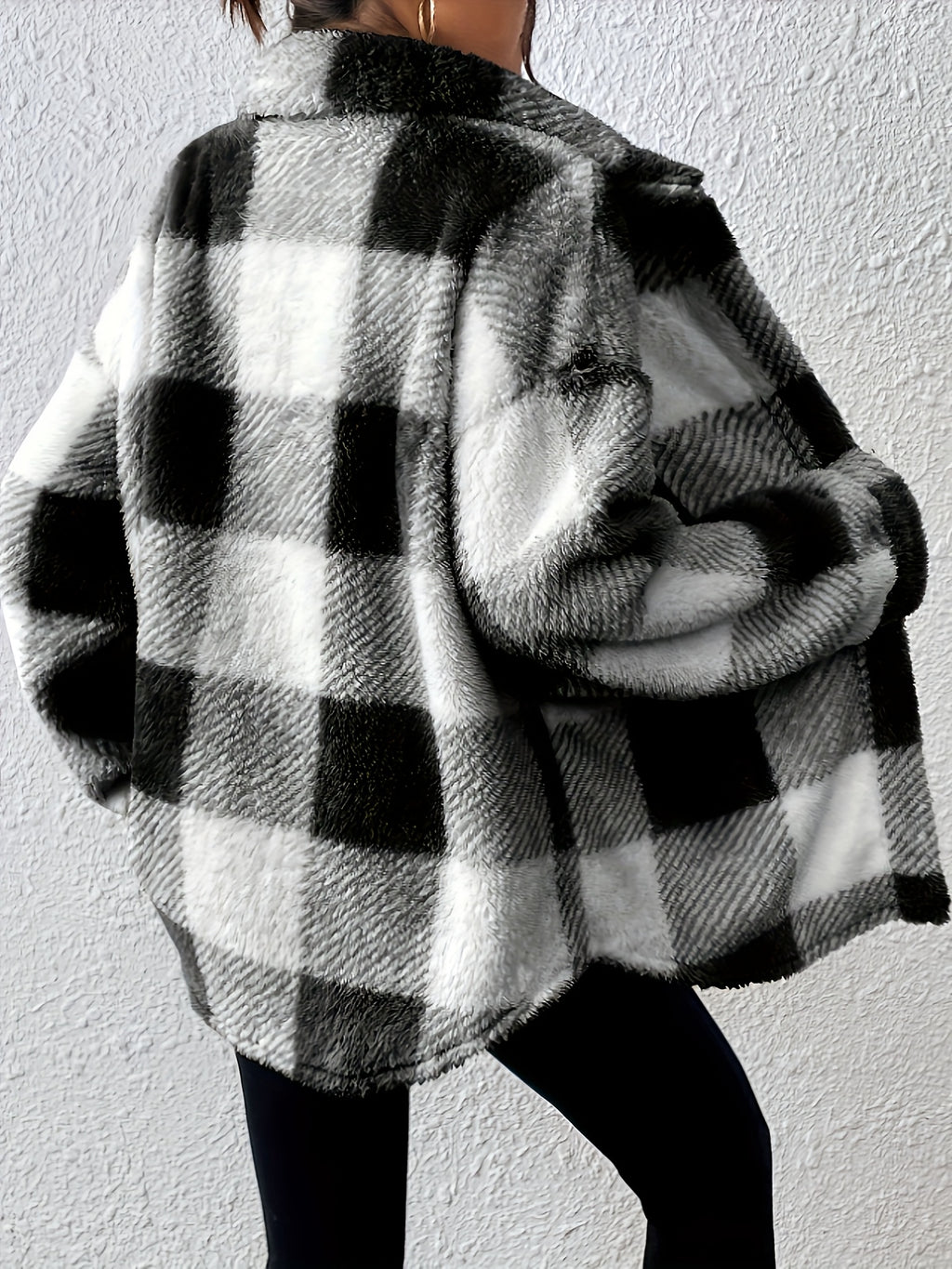 Veste grande taille à carreaux, col mao, boutonnage, manches longues, vu de dos