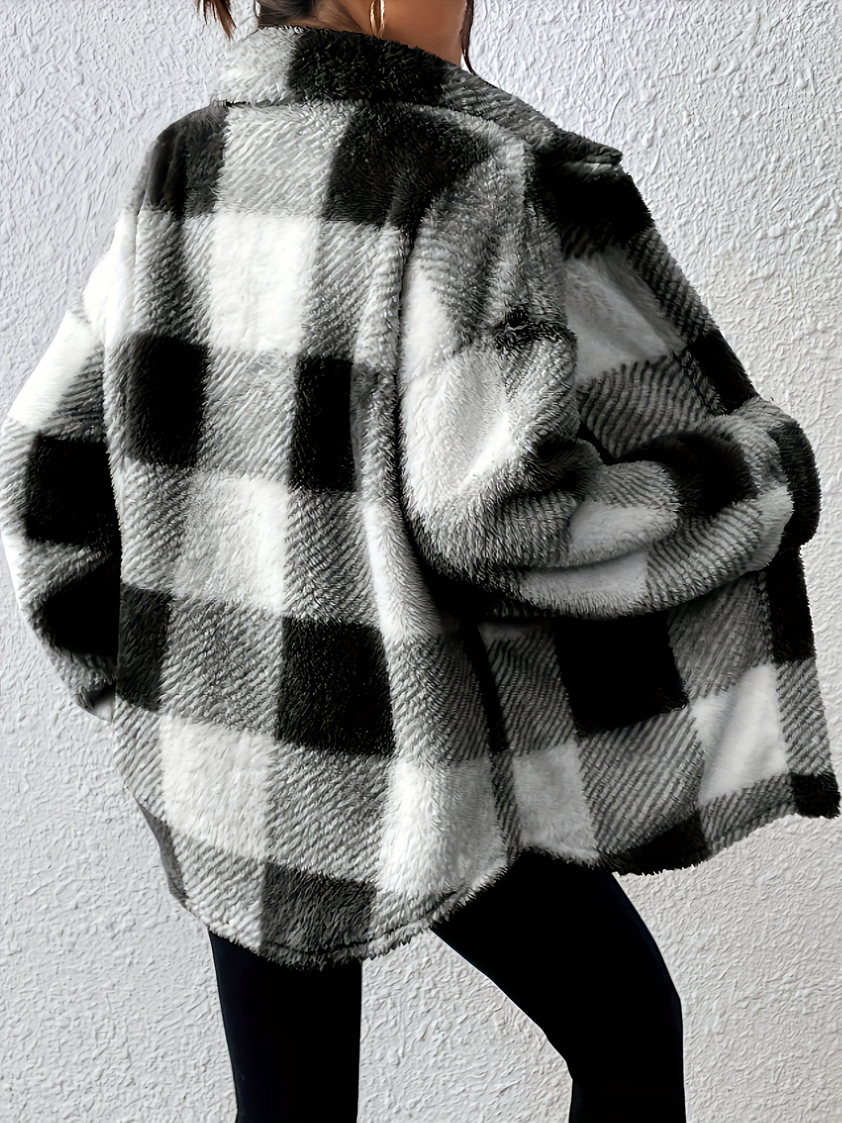 Veste grande taille à carreaux, col mao, boutonnage, manches longues, vu de dos
