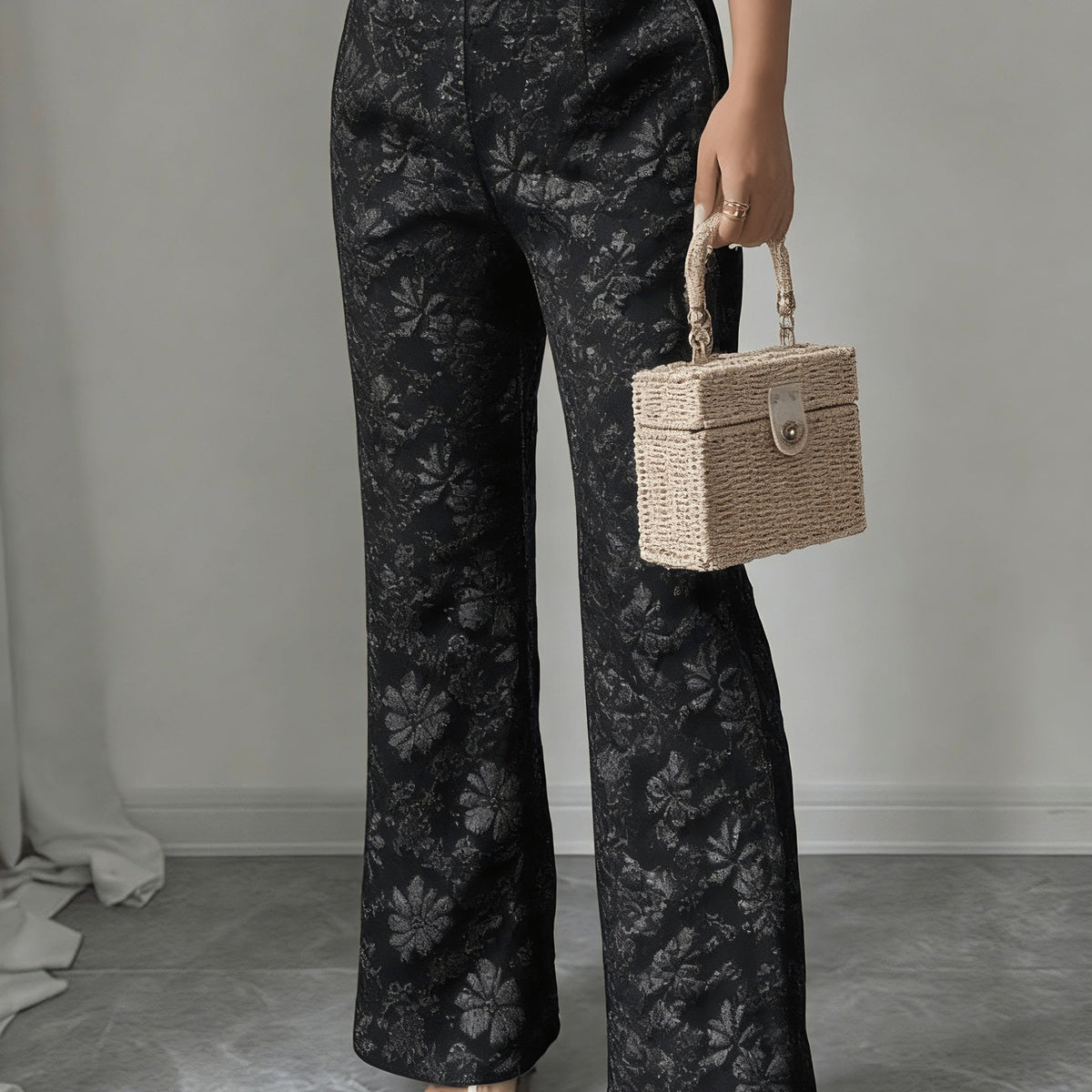 Pantalon grande taille, coupe évasée, poches plaquées, allure élégante, tissu opaque