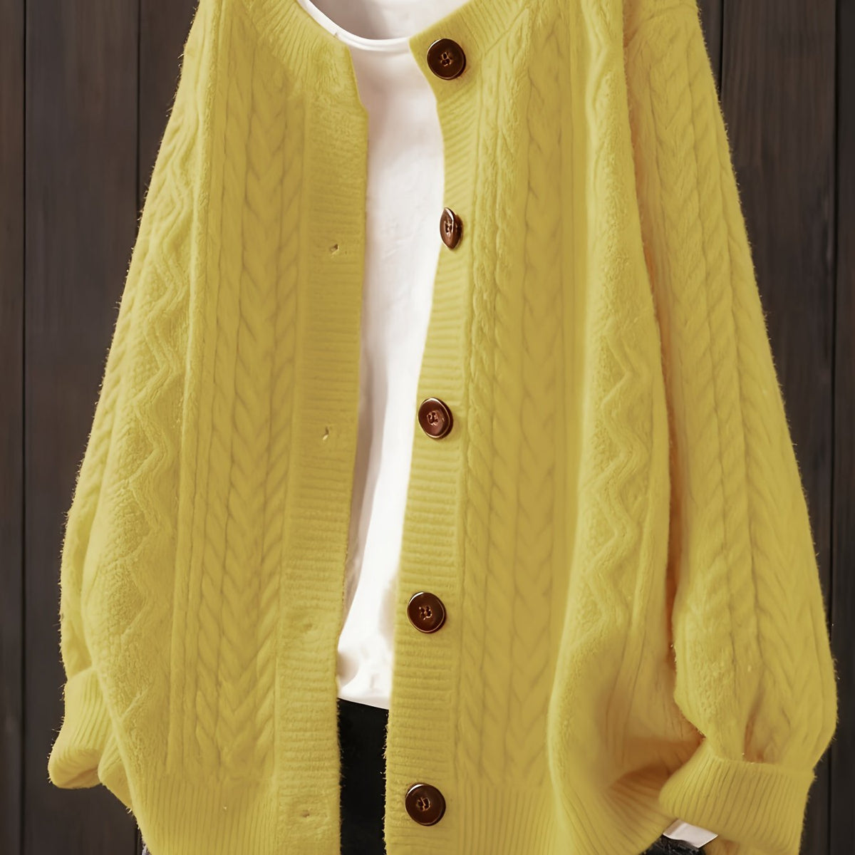 Cardigan grande taille, coupe oversize, boutonnage, manches longues, porté de face