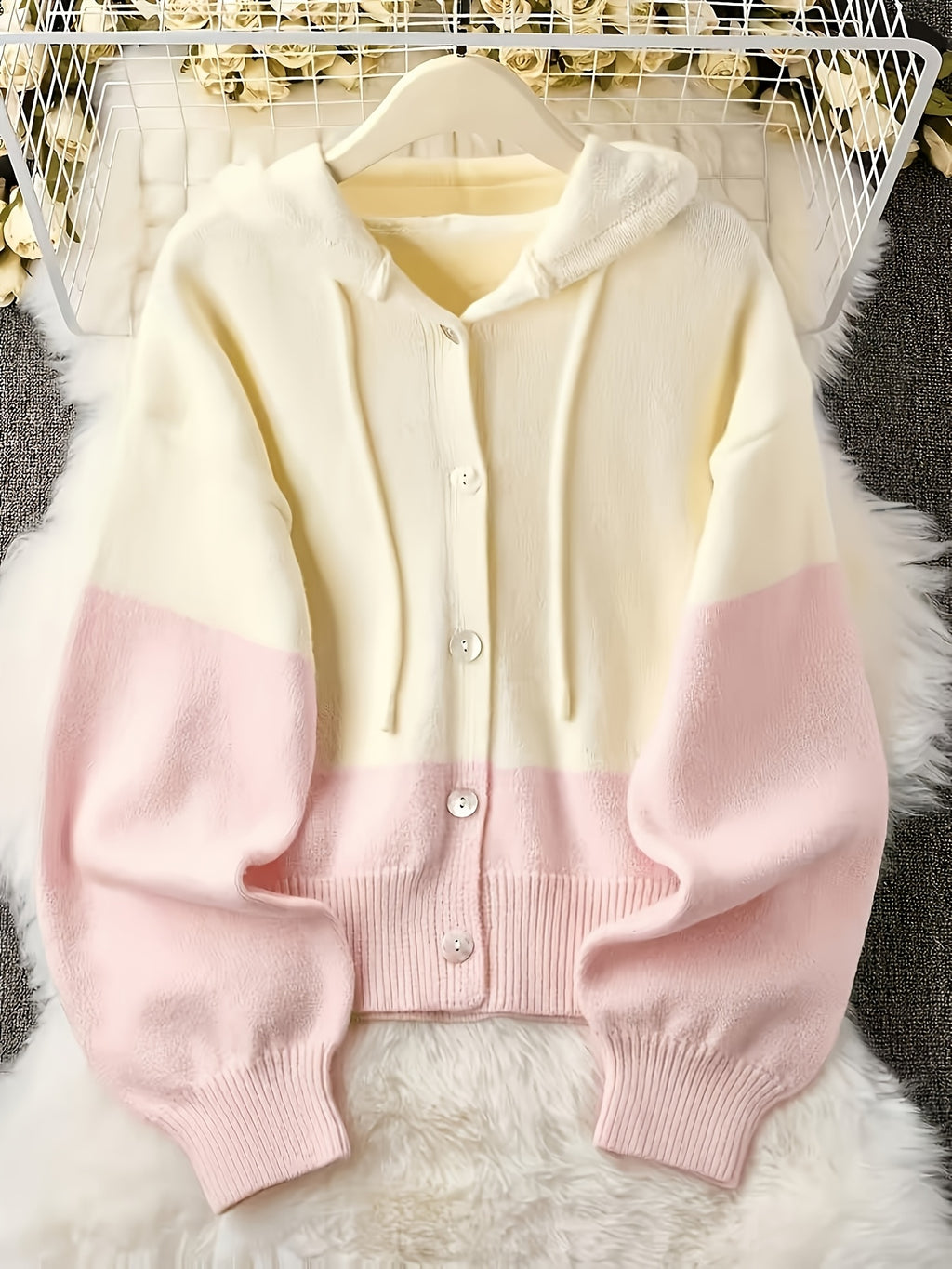 Pull grande taille, coupe oversize, capuche, toucher moelleux, détail du tissu