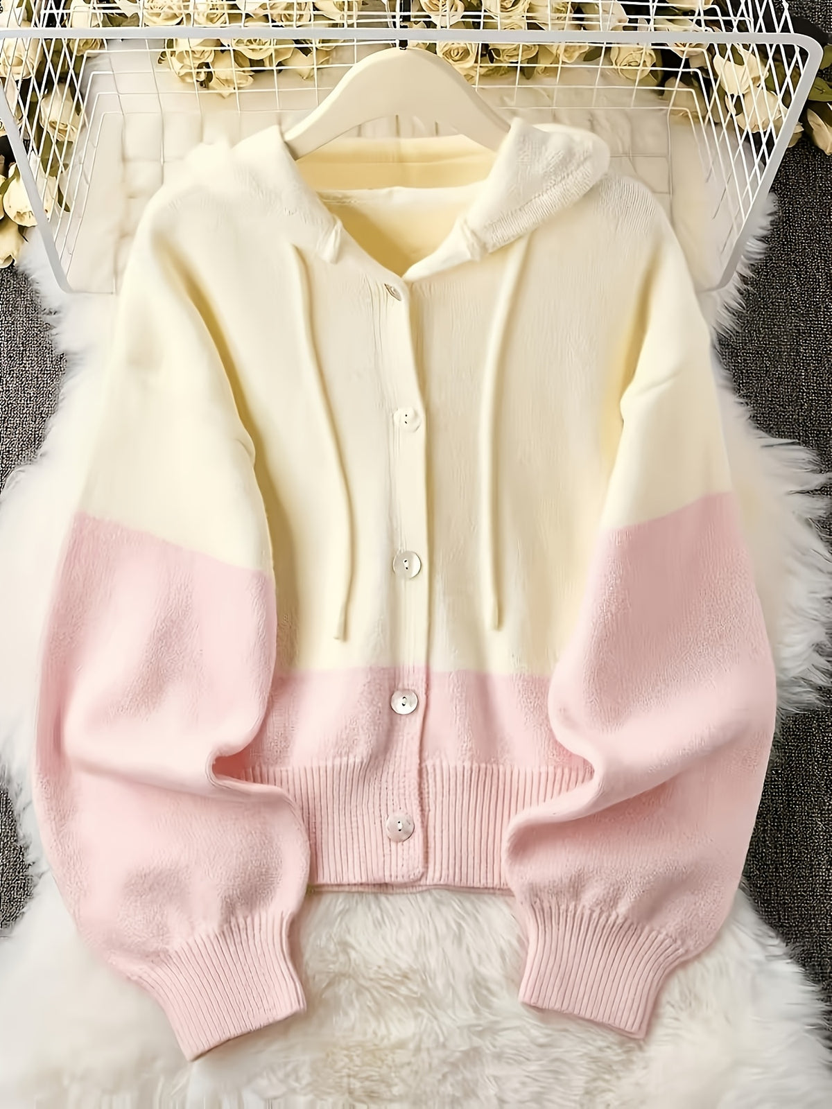 Pull grande taille, coupe oversize, capuche, toucher moelleux, détail du tissu