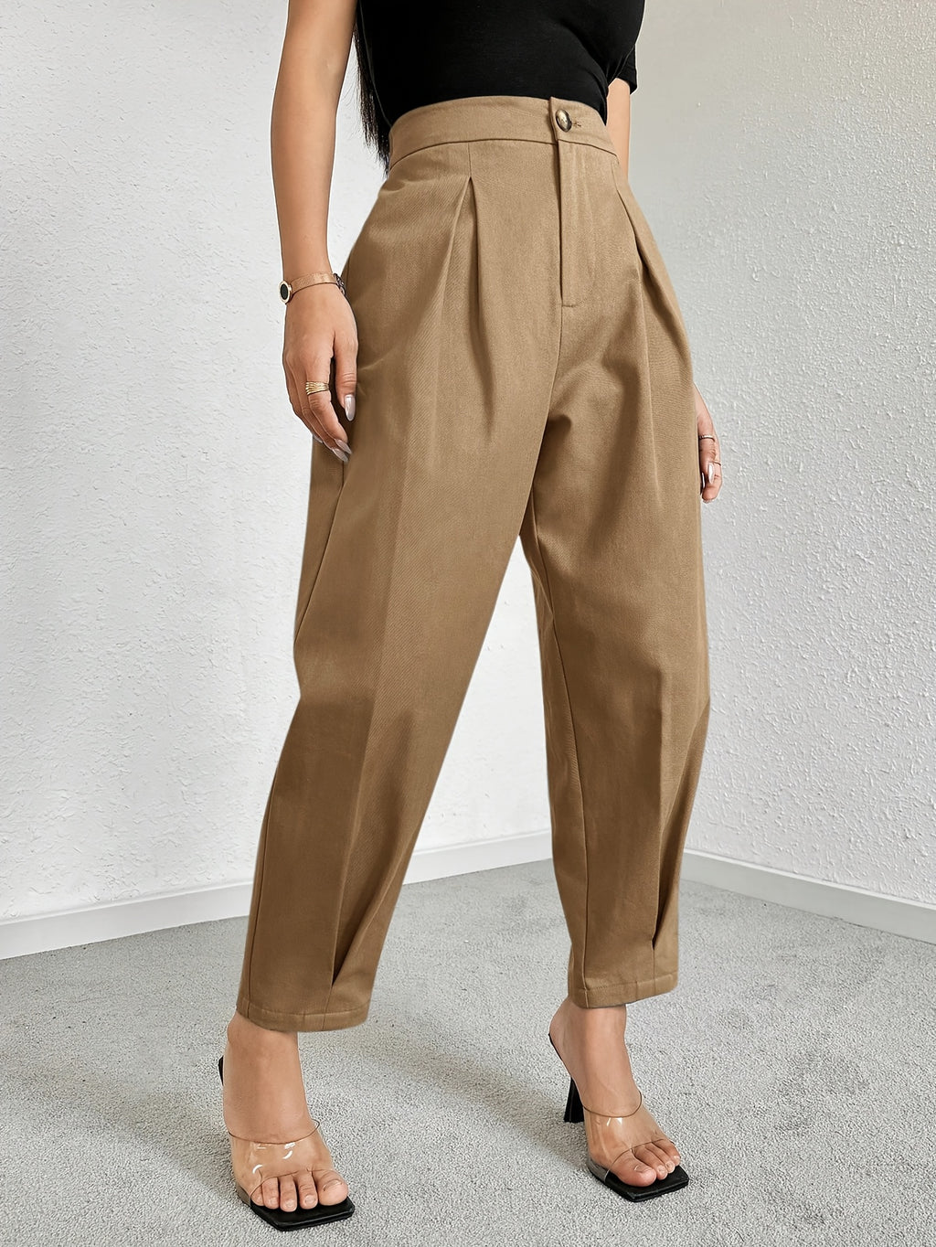 Pantalon carotte grande taille — Plis creux et bouton doré