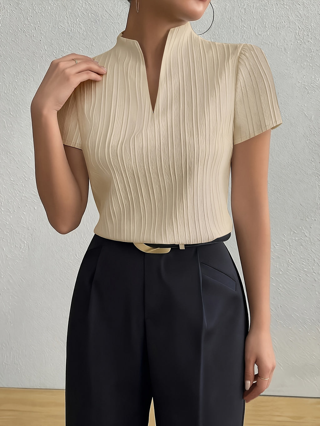 Chemise grande taille, col V, manches courtes, détail du col