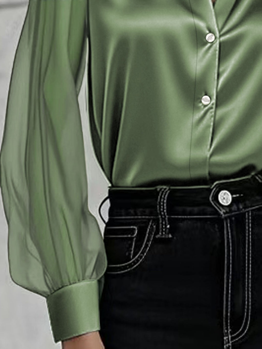 Chemise grande taille en satin, boutonnage, tombé fluide, détail du tissu