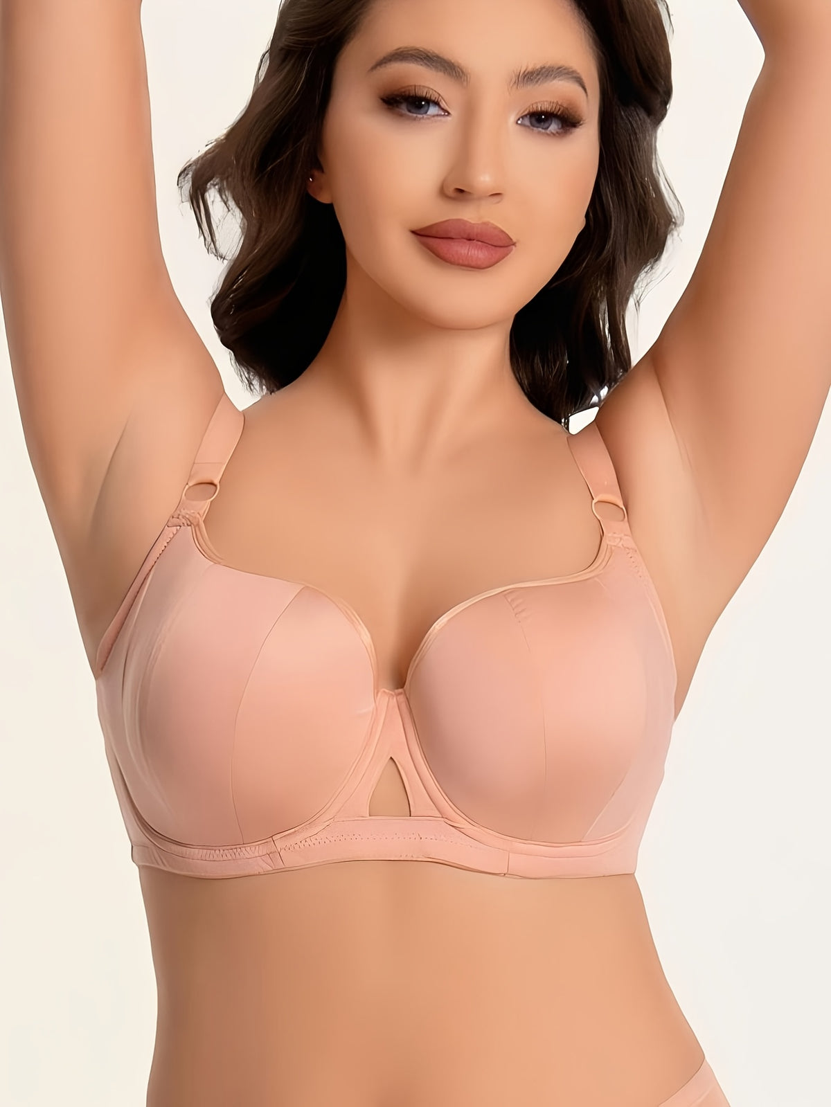 Soutien-gorge grande taille, allure élégante, détail du col