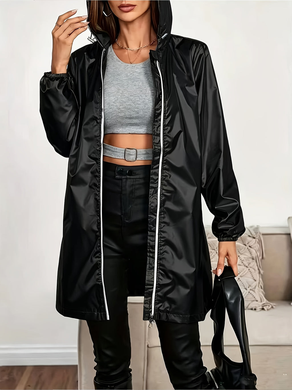 Veste grande taille, fermeture zippée, capuche, détail du tissu