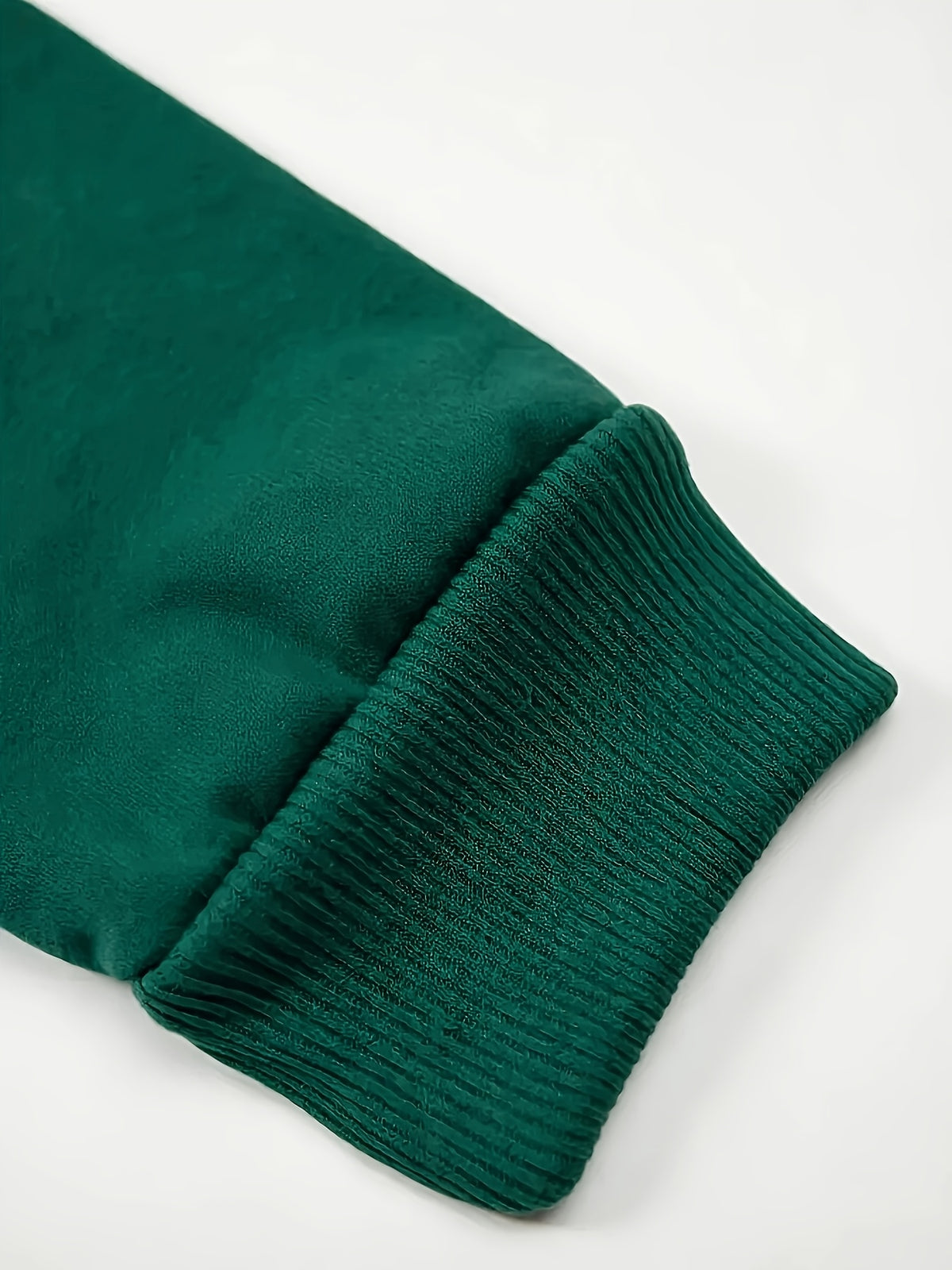 Veste grande taille, fermeture zippée, capuche, chaleur d'hiver, détail du col