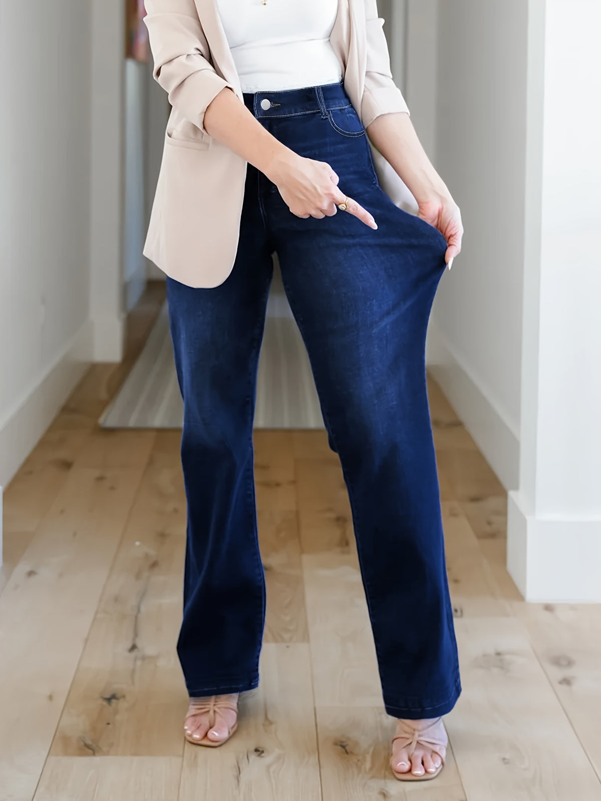 Jean grande taille, boutonnage, tenue franche, esprit décontracté, tissu opaque