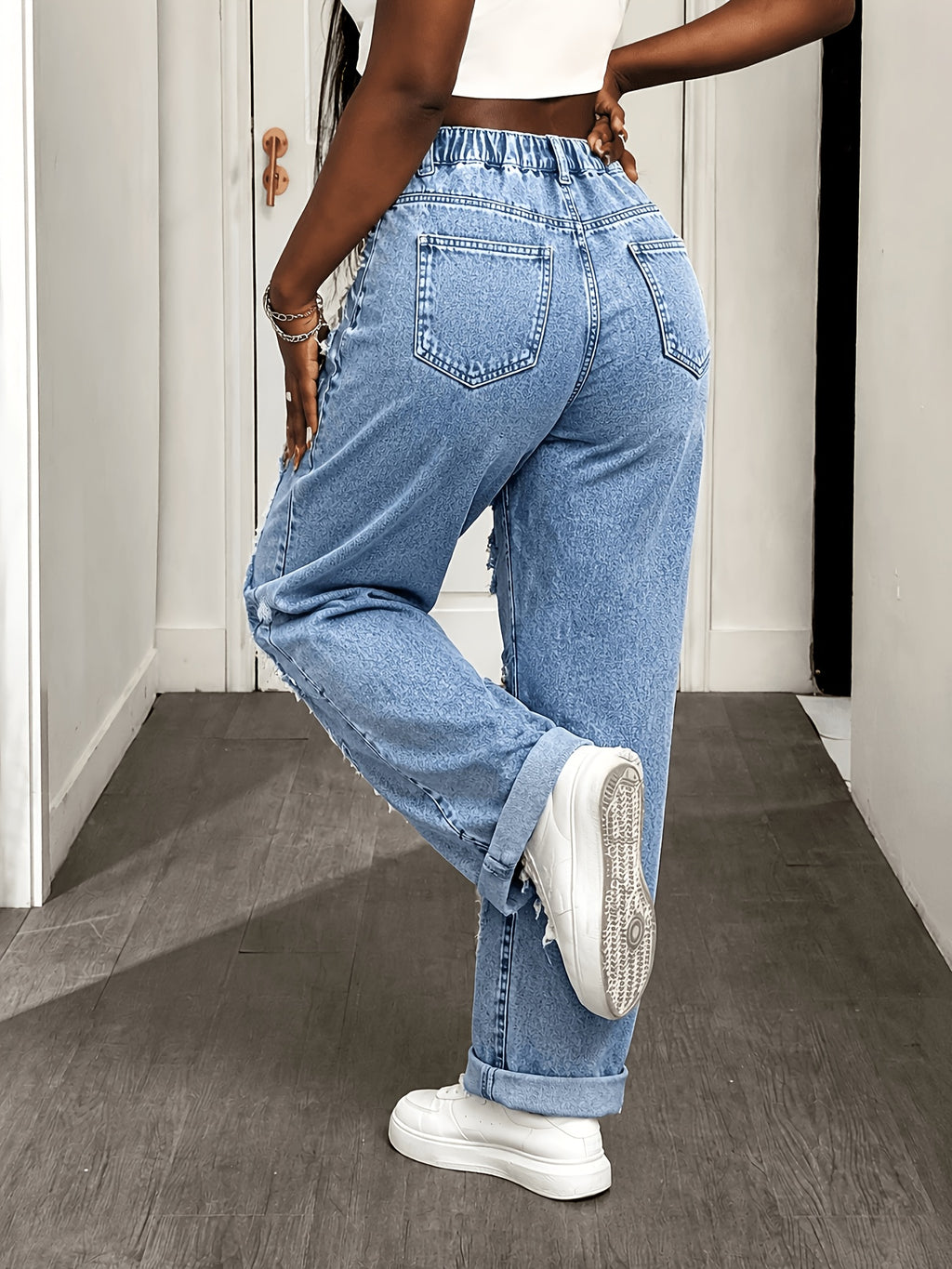 Jean grande taille, coupe oversize, tenue franche, ourlet effiloché, vu de dos