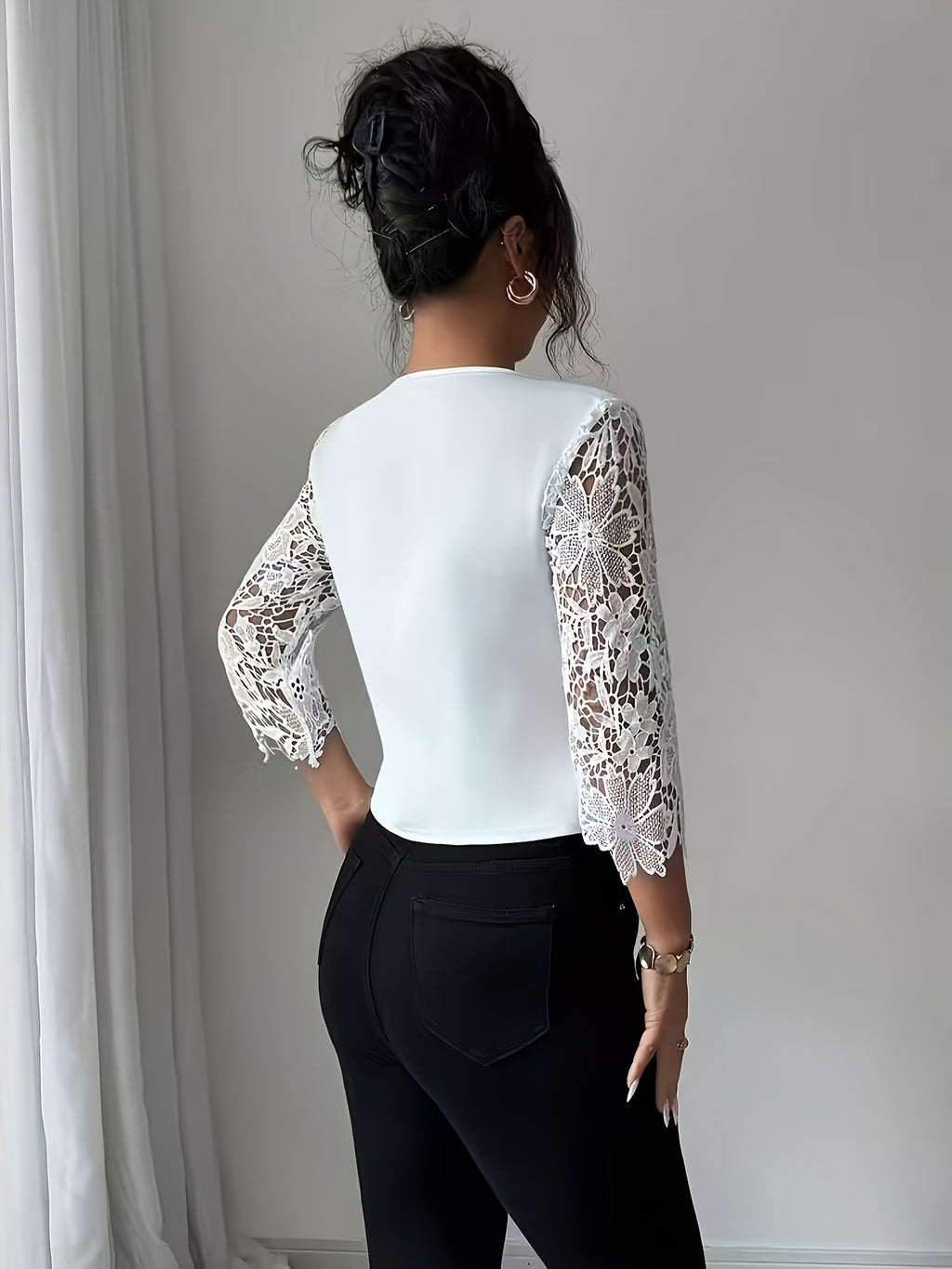 Veste grande taille, coupe oversize, tissu léger, détail du col