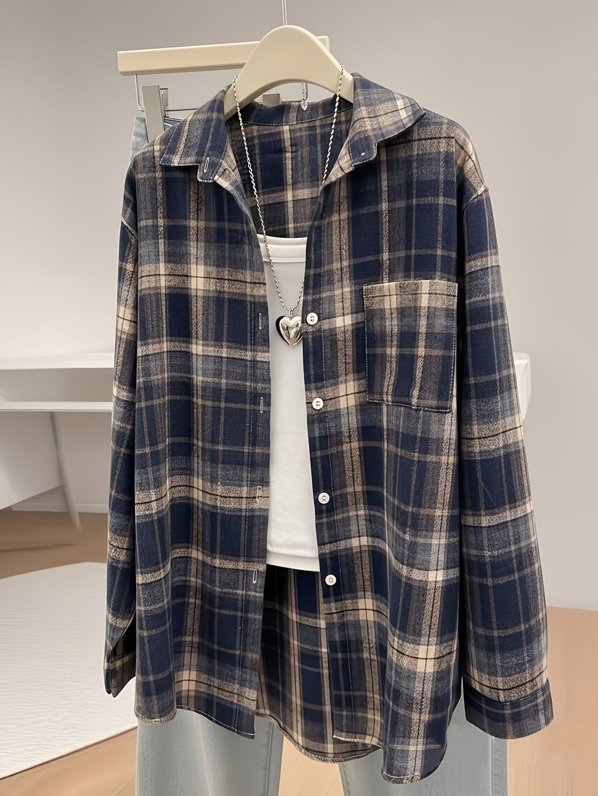 Chemise grande taille à carreaux, coupe ample, poches pratiques, vue de profil
