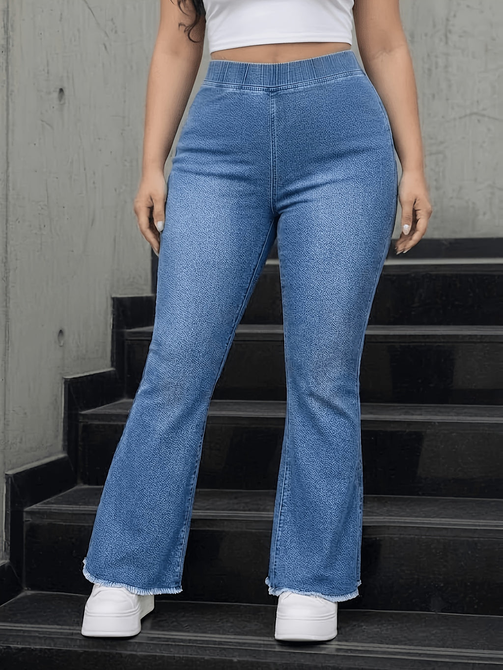 Jean grande taille, coupe évasée, ceinture assortie, tombé fluide, tissu opaque