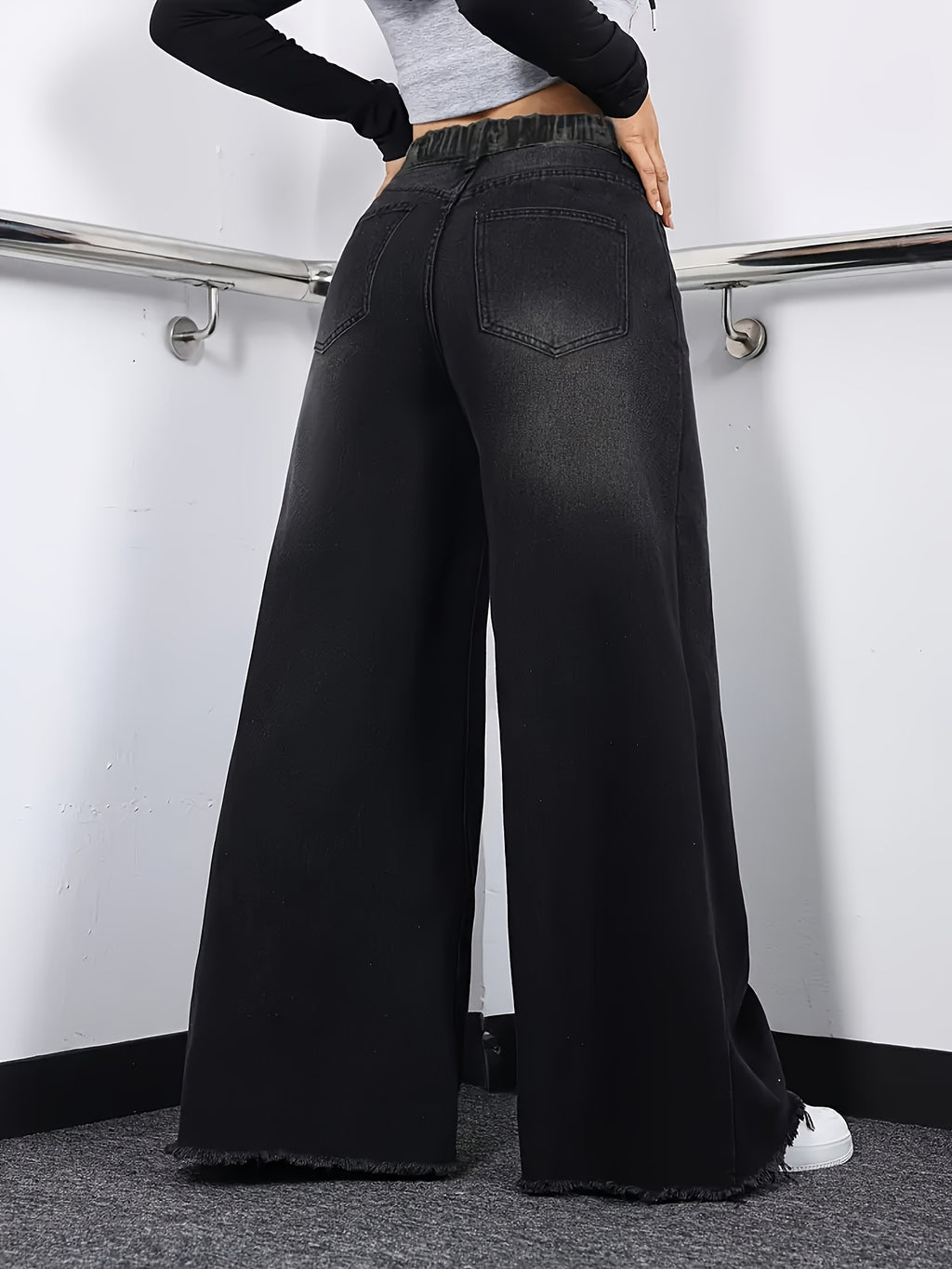 Jean grande taille, coupe évasée, tenue franche, ourlet effiloché, vu de dos