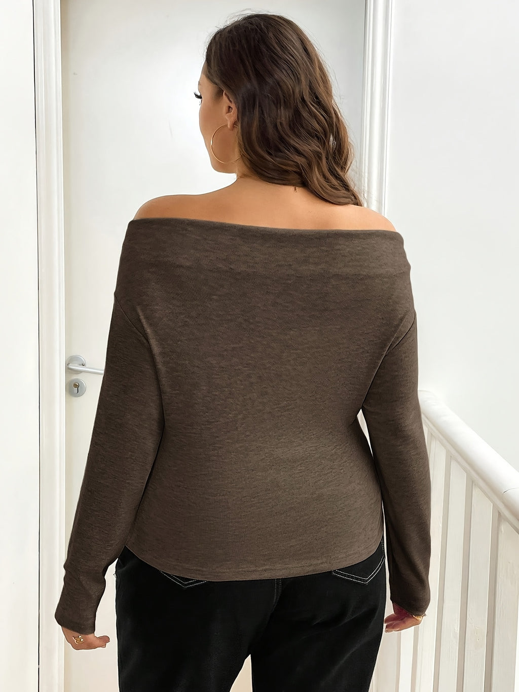 T-shirt grande taille, fines bretelles, manches longues, détail du col