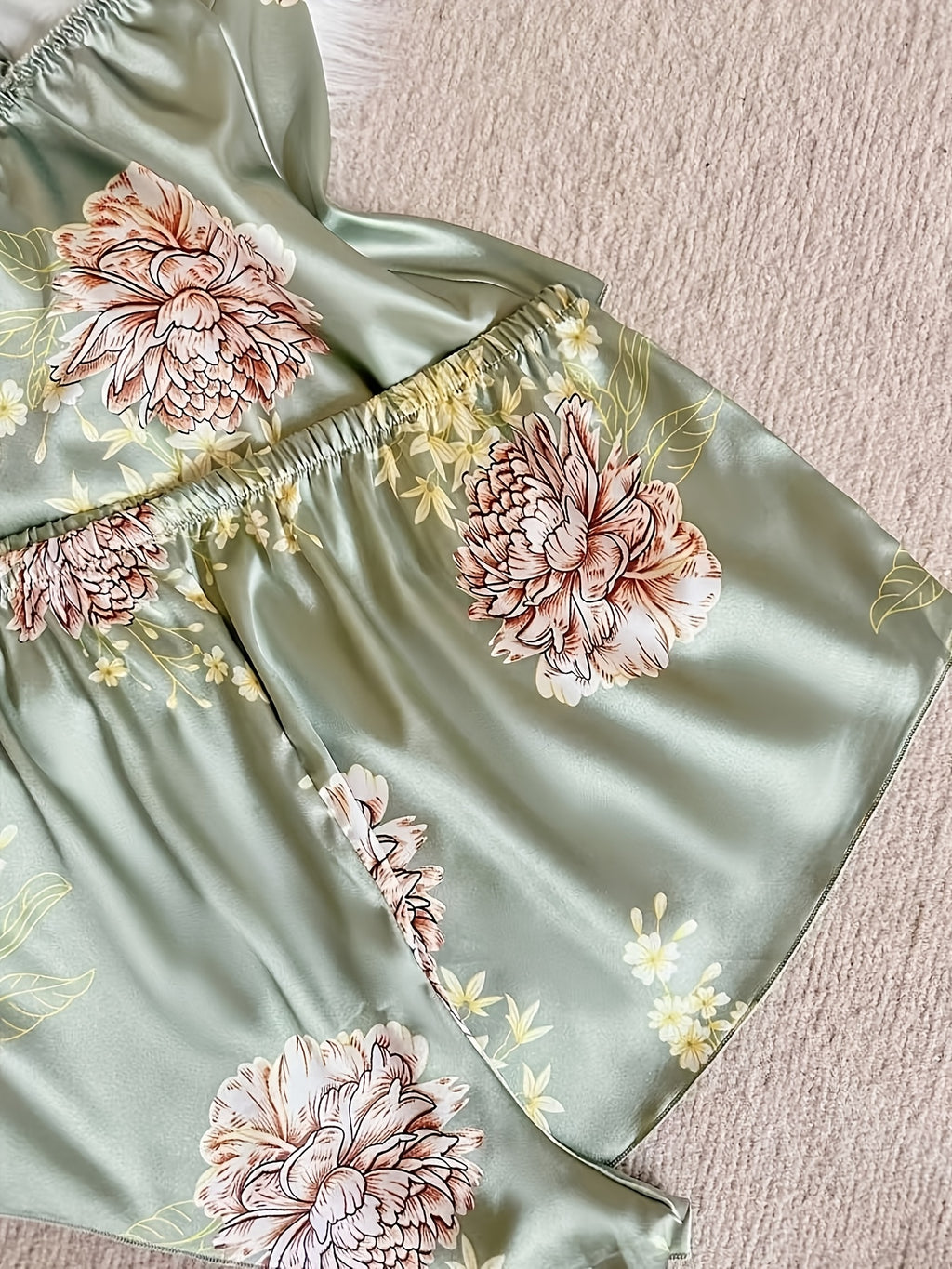 Ensemble grande taille en satin à imprimé fleuri, tombé fluide, ligne affirmée — composition : 100% Polyester