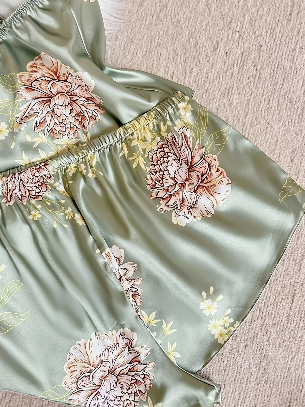 Ensemble grande taille en satin à imprimé fleuri, tombé fluide, ligne affirmée — composition : 100% Polyester