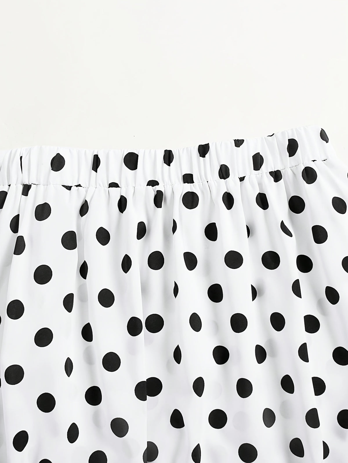 Jupe grande taille à pois, coupe évasée, volants, porté de face