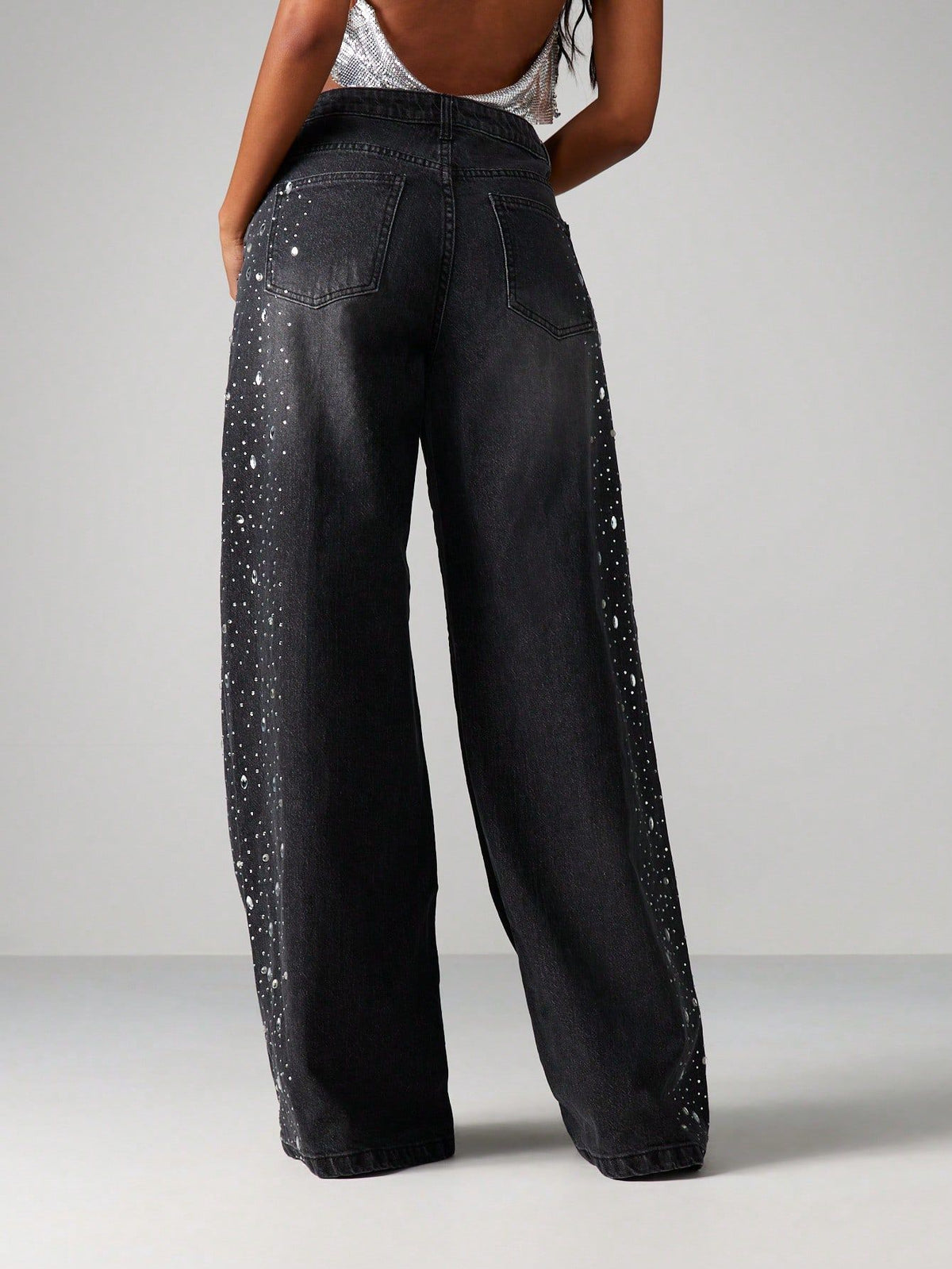 Jean grande taille, coupe évasée, tenue franche, jambe large, porté de face