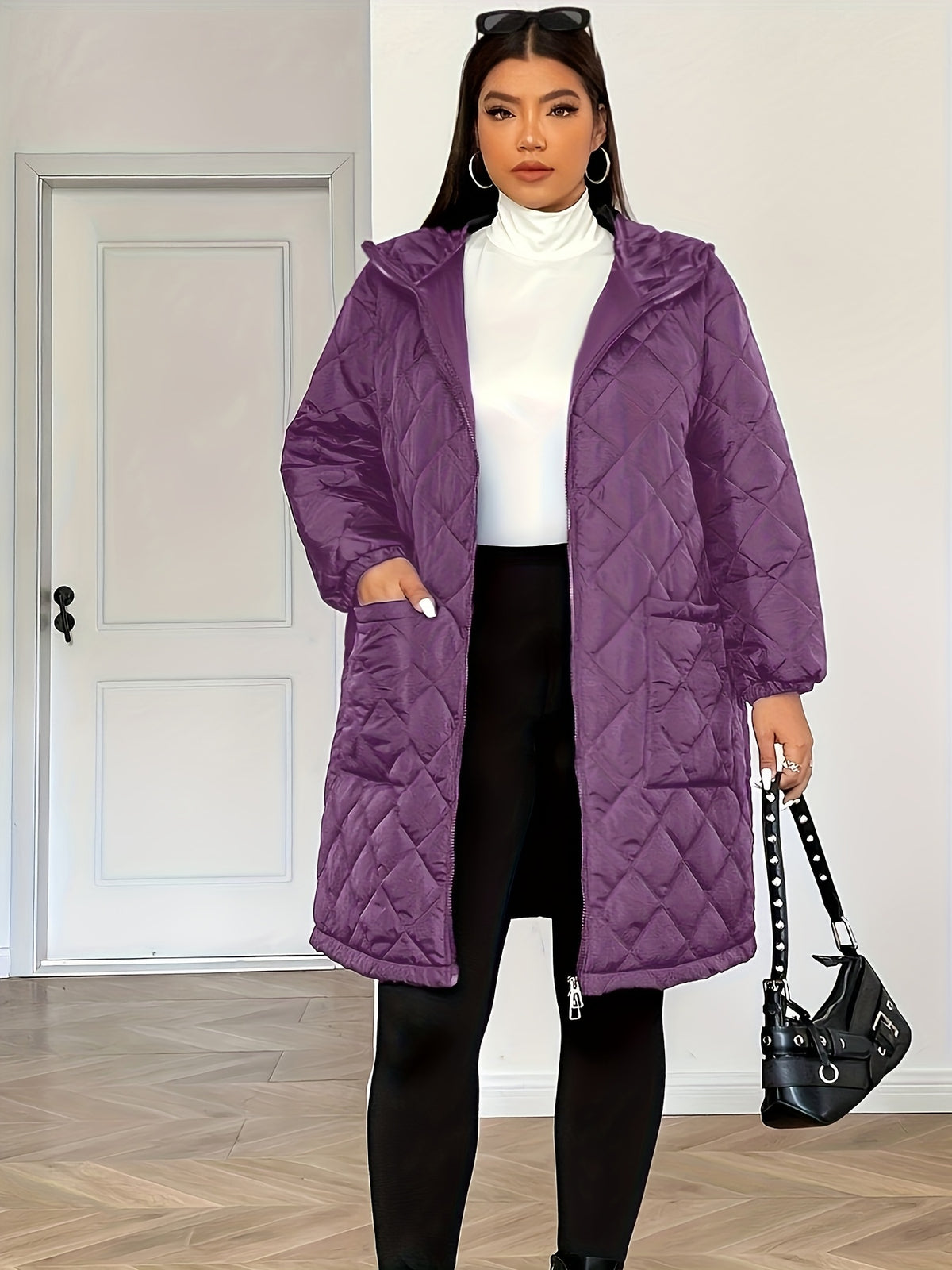 Manteau grande taille, coupe oversize, longueur midi, capuche, porté de face