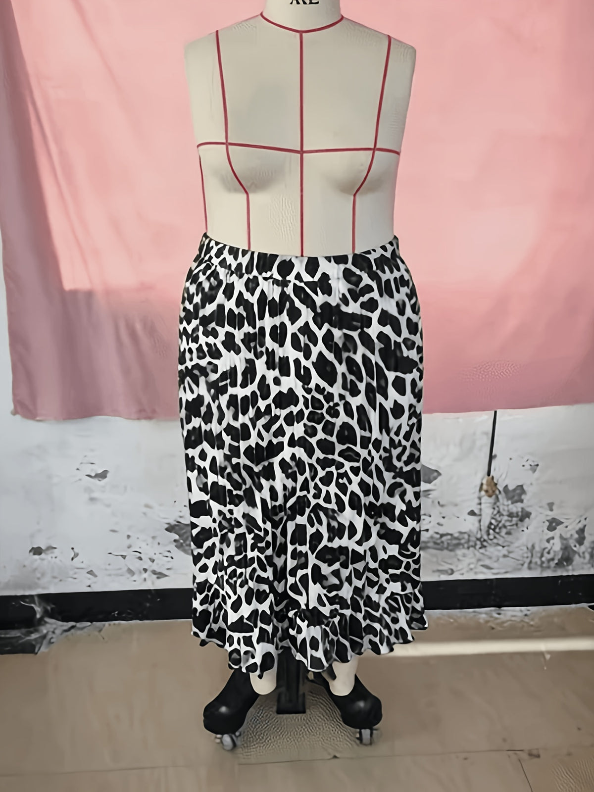 Jupe grande taille à imprimé léopard, plissés, détail du tissu