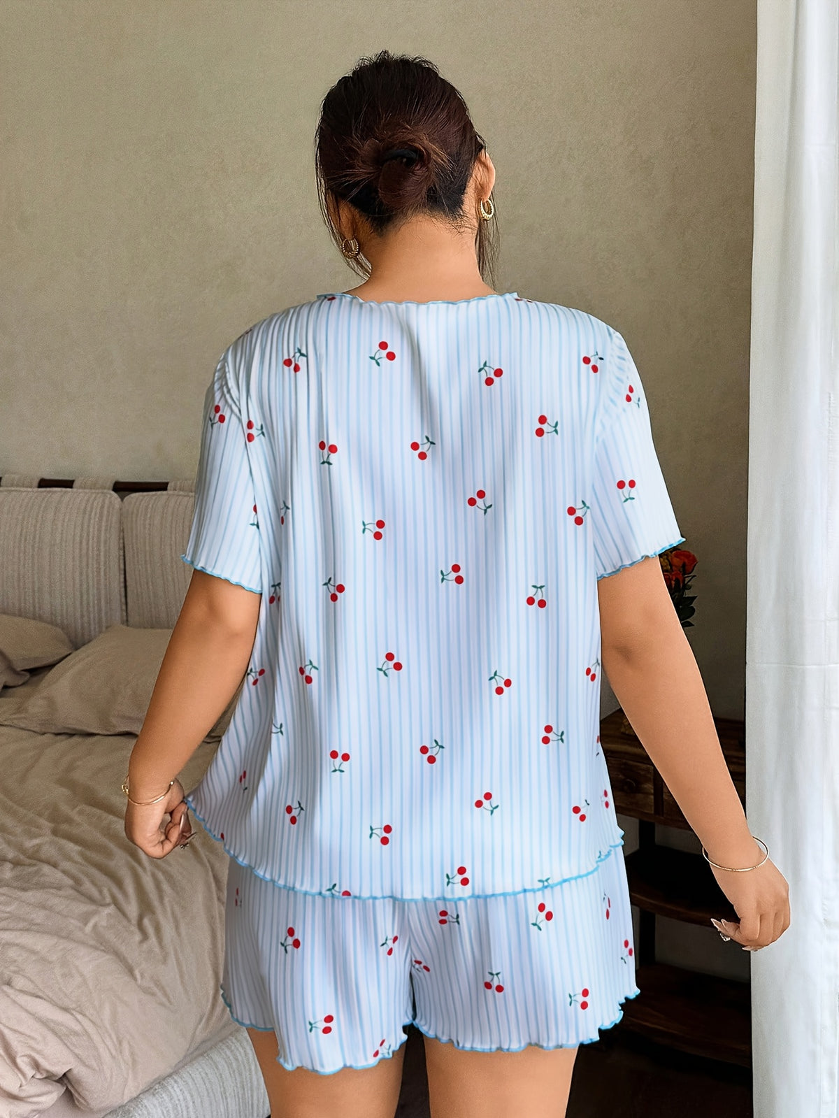 Ensemble grande taille, coupe ample, manches courtes, esprit décontracté, porté de face