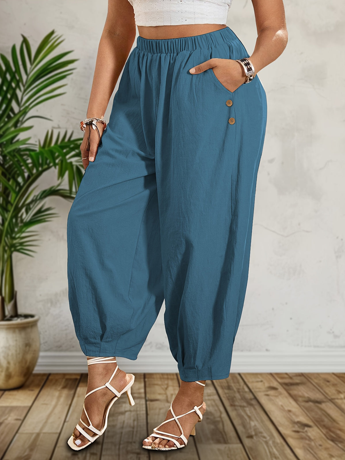 Pantalon grande taille, ligne nette, allure élégante, porté de face