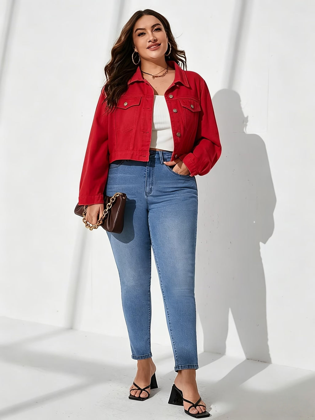 Veste grande taille, coupe oversize, col à revers, boutonnage, détail du tissu