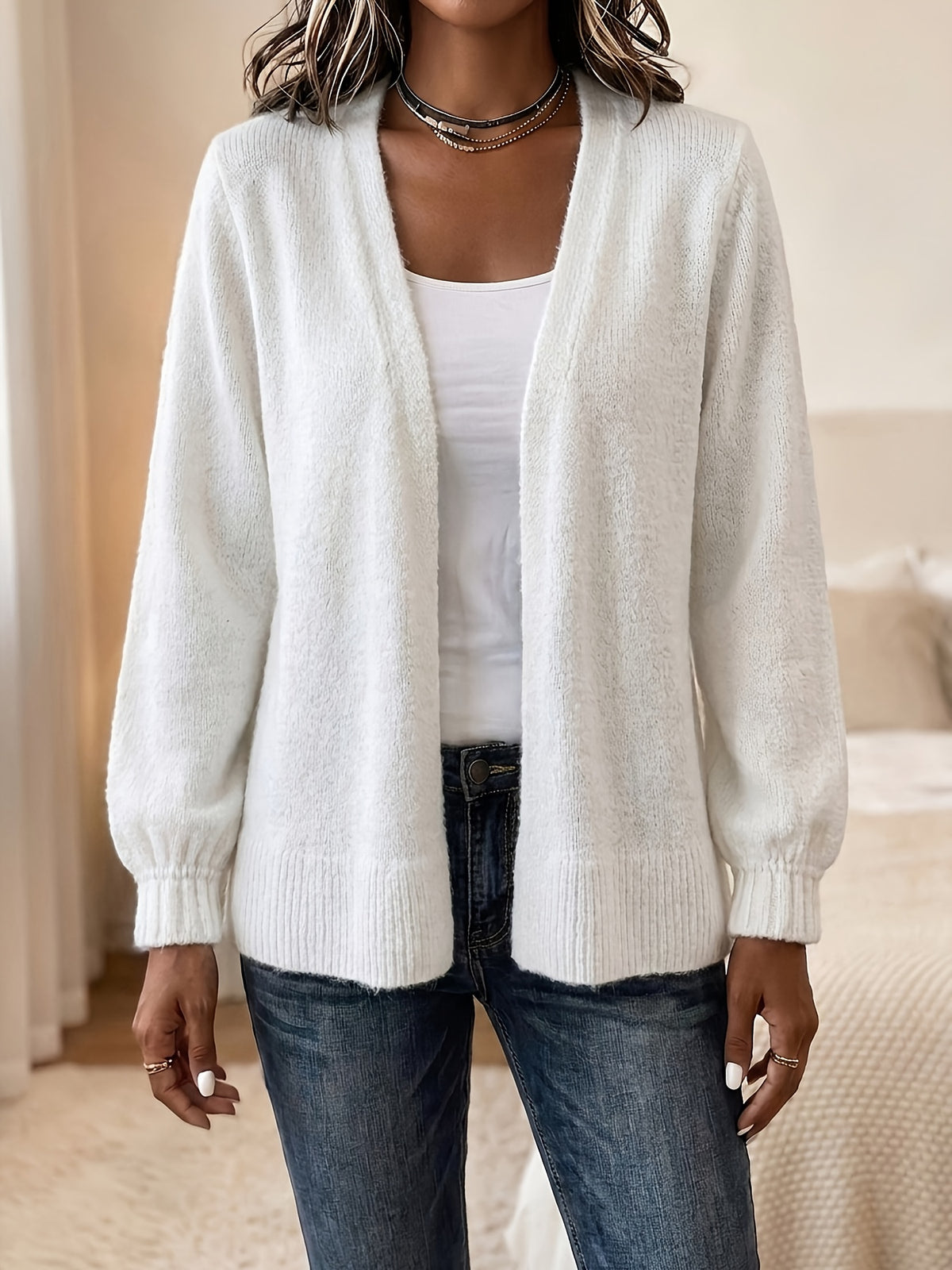 Cardigan grande taille, coupe ample, volants, manches longues, gros plan