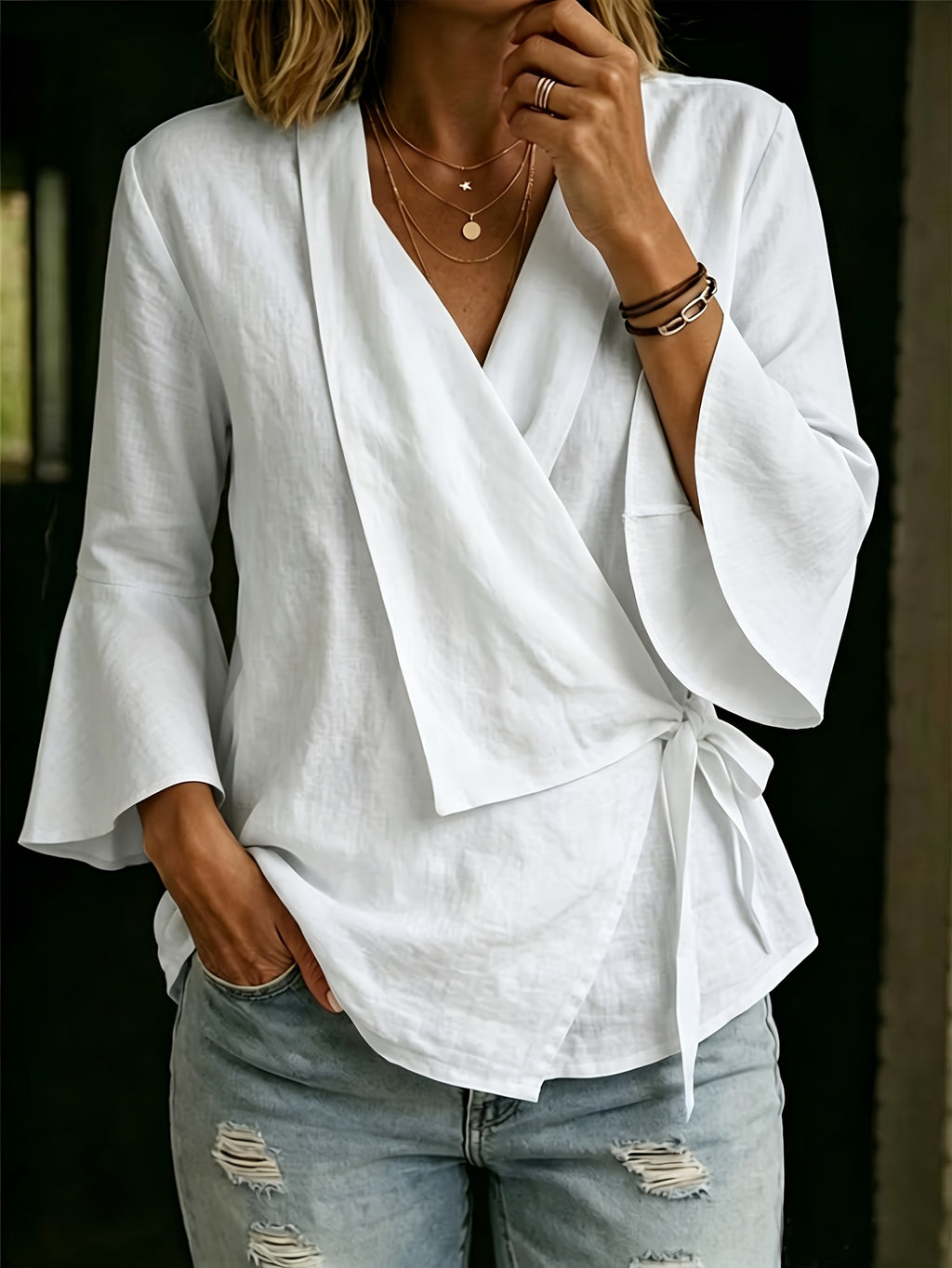 Top grande taille, coupe ample, col V, ligne nette, détail du tissu