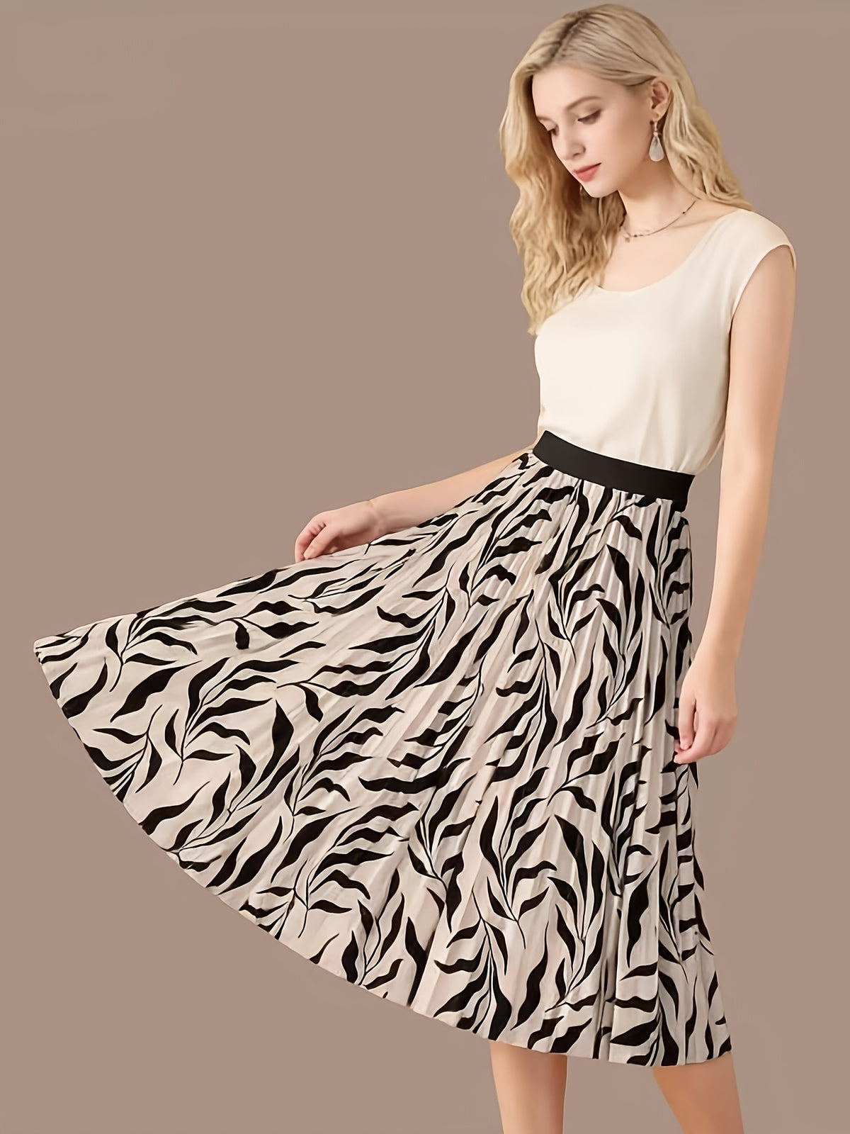 Jupe grande taille, coupe évasée, allure élégante, tissu opaque