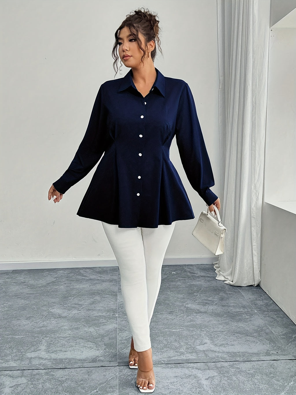 Chemise grande taille, col polo, porté de face