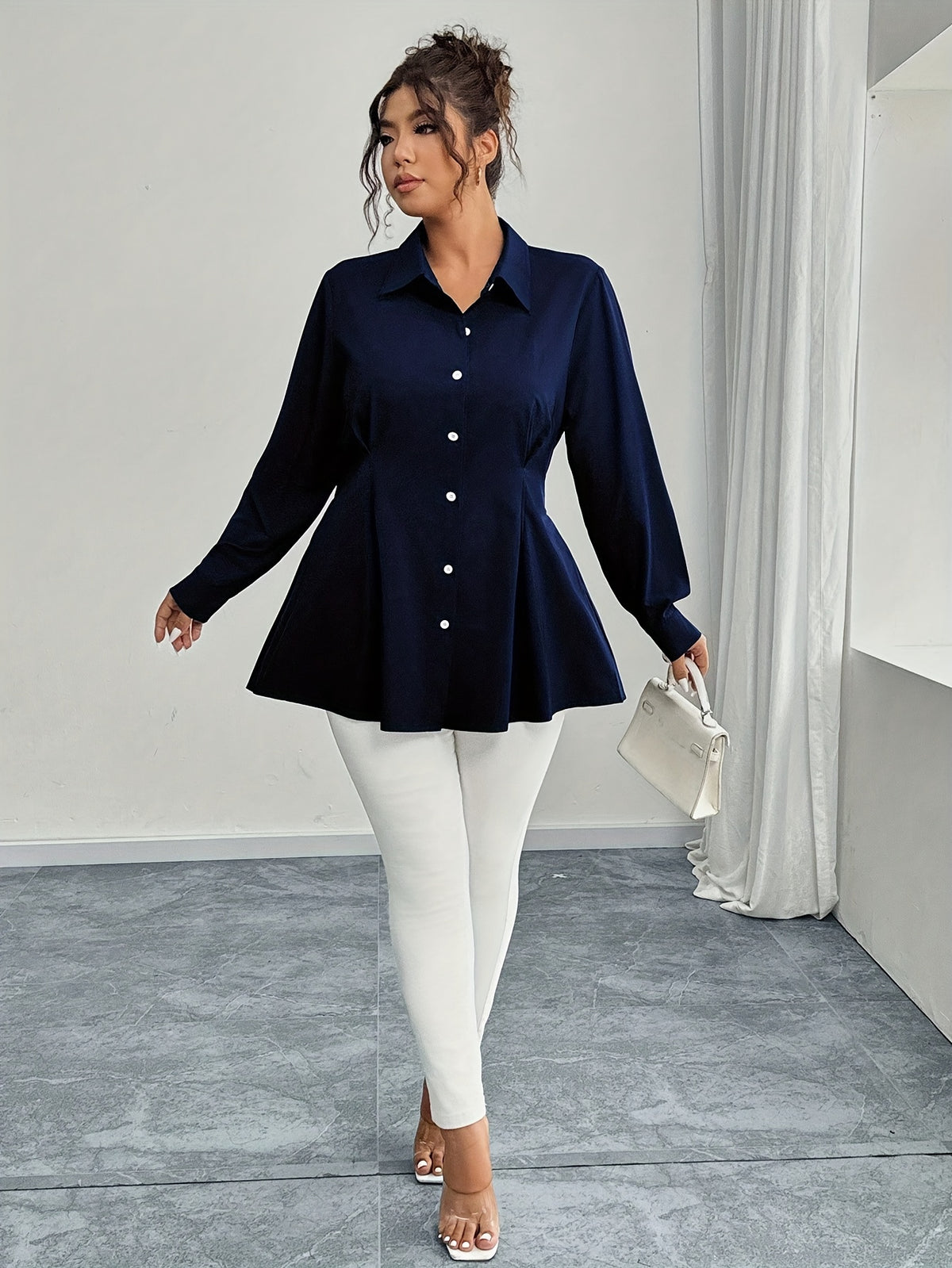 Chemise grande taille, col polo, porté de face