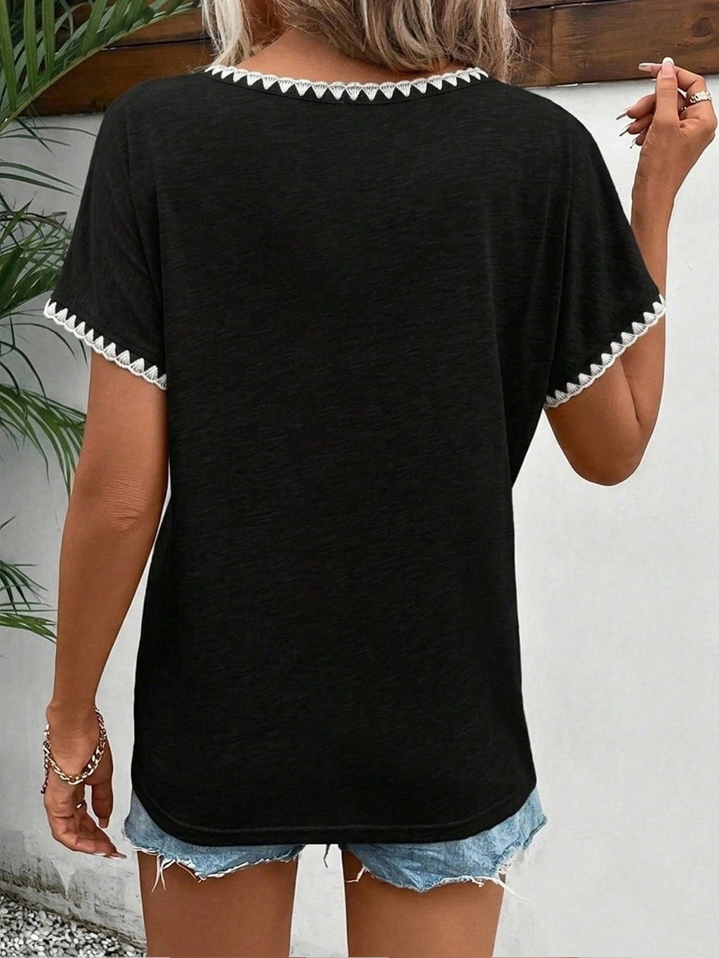 T-shirt grande taille en dentelle, col V, effet ajouré, visuel produit