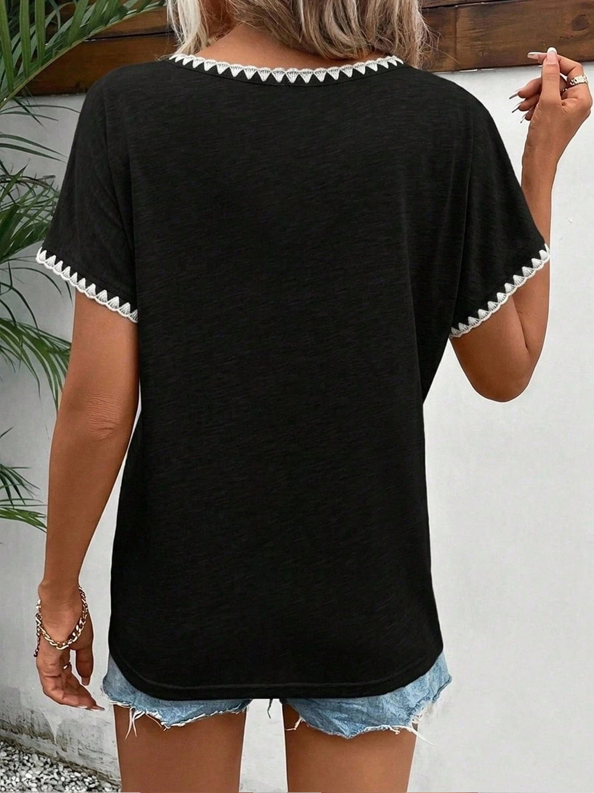 T-shirt grande taille en dentelle, col V, effet ajouré, visuel produit