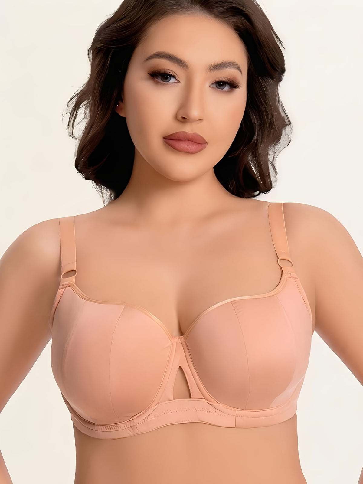 Soutien-gorge grande taille, allure élégante, porté de face