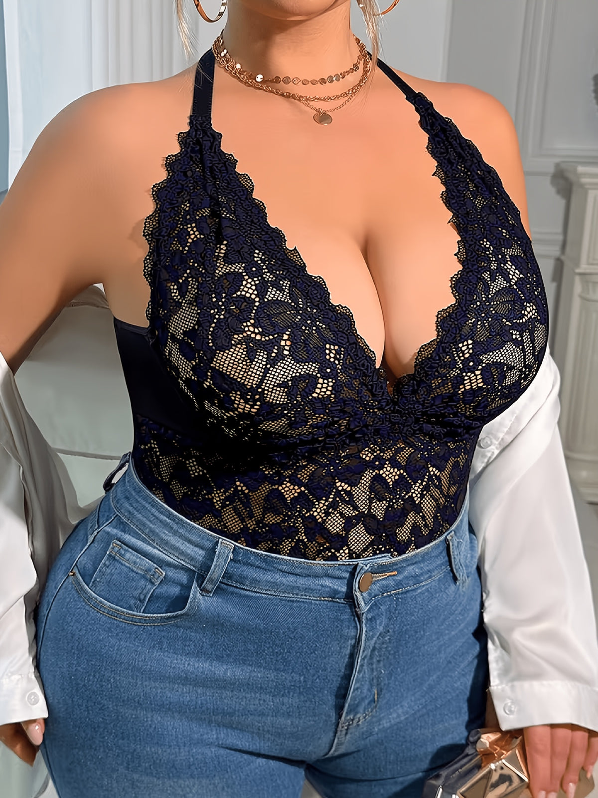 Body gainant grande taille en dentelle, effet ajouré, ligne affirmée, détail du tissu