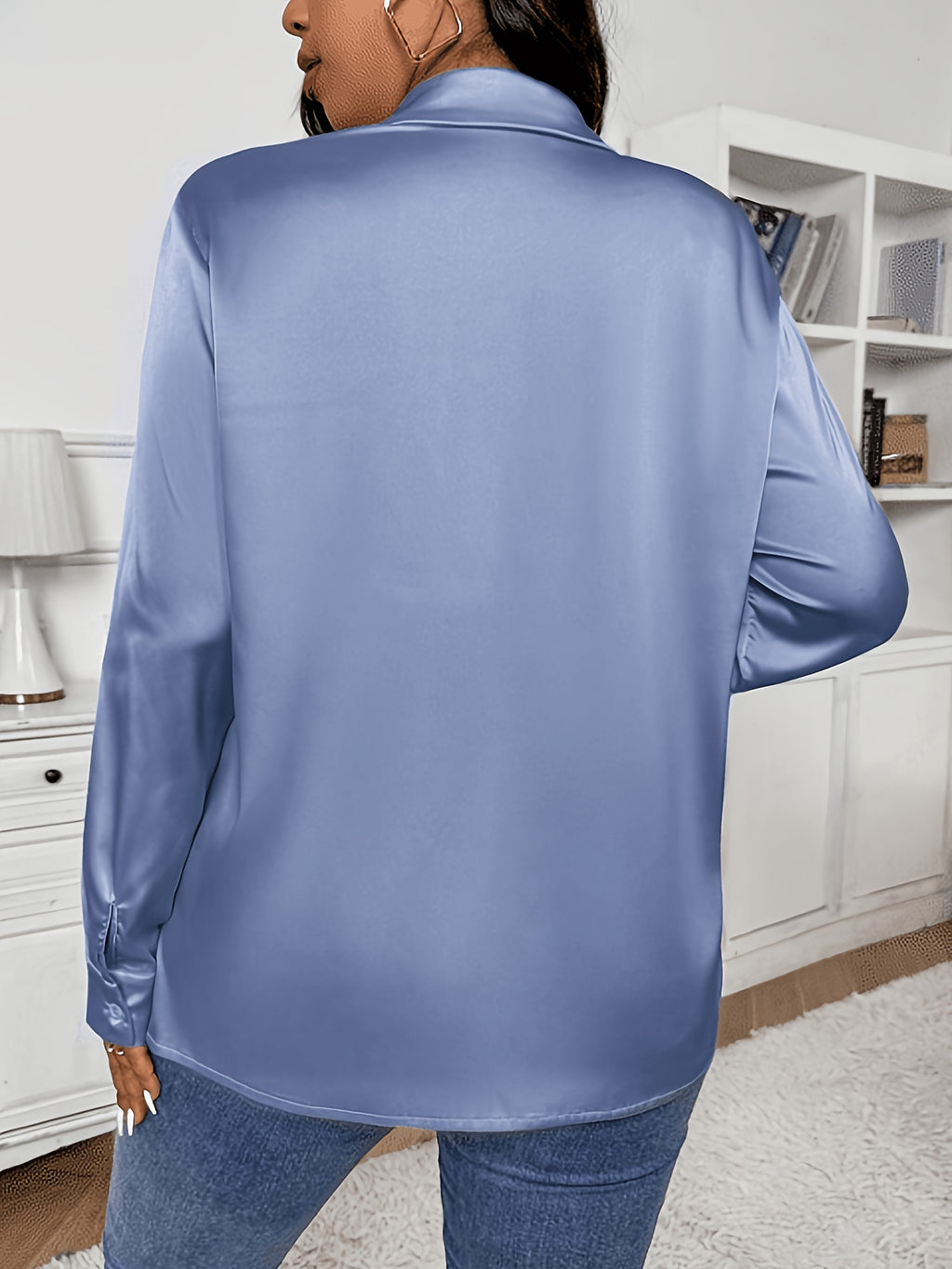 Chemise grande taille en satin, col V, tombé fluide, détail du col