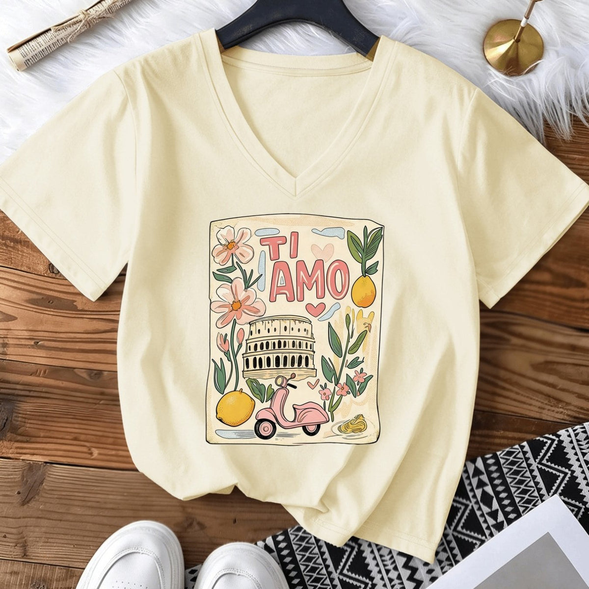 T-shirt grande taille, coupe ample, col V, manches courtes, détail du col