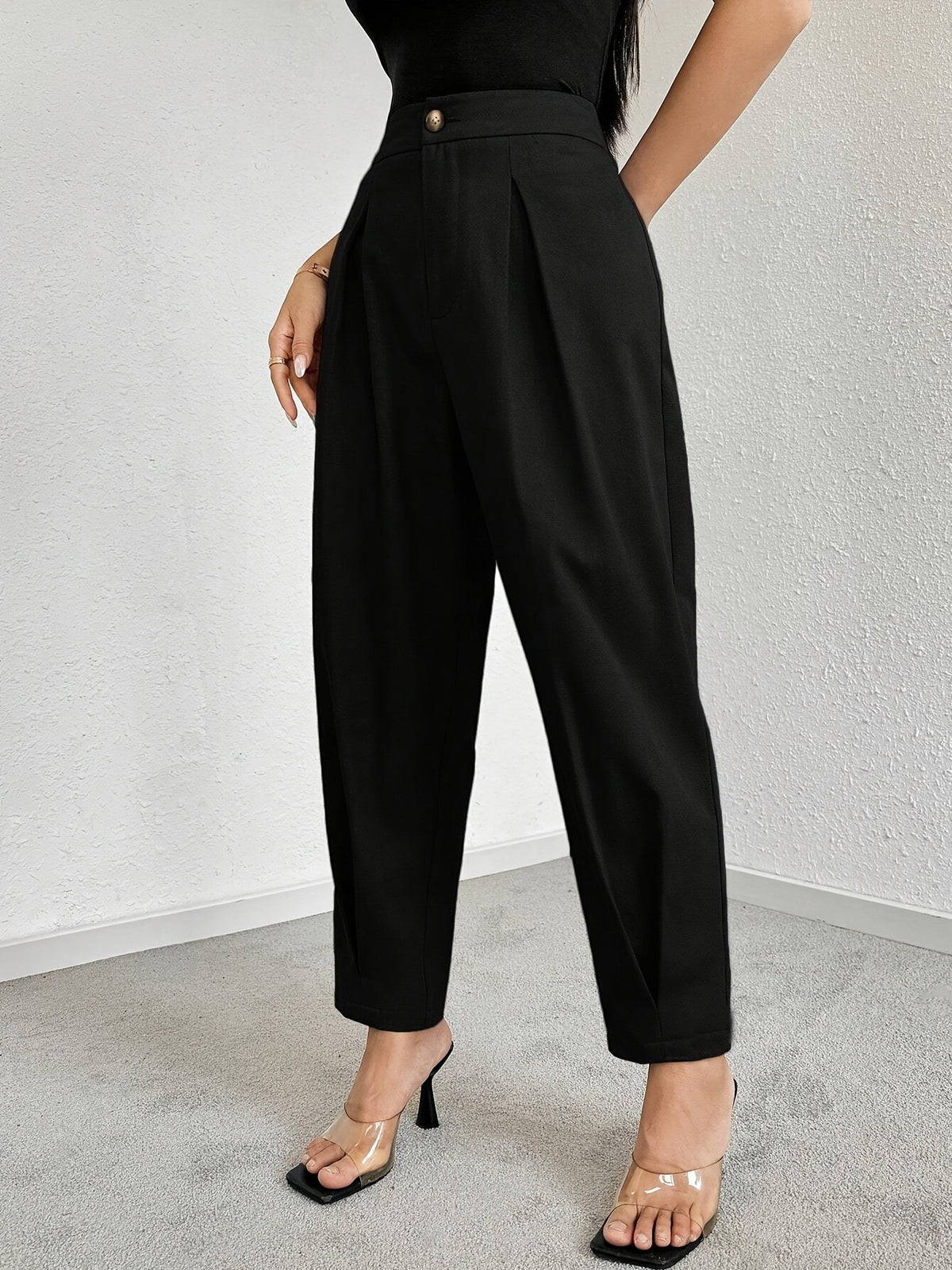 Pantalon carotte grande taille — Plis creux et bouton doré