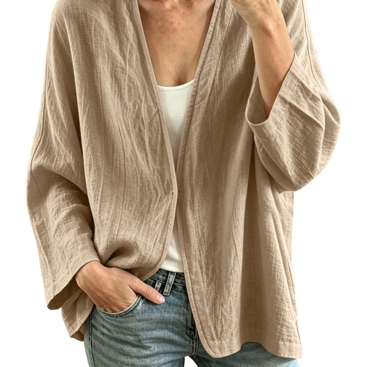 Veste grande taille en lin, coupe ample, encolure nette, manches longues, détail du tissu