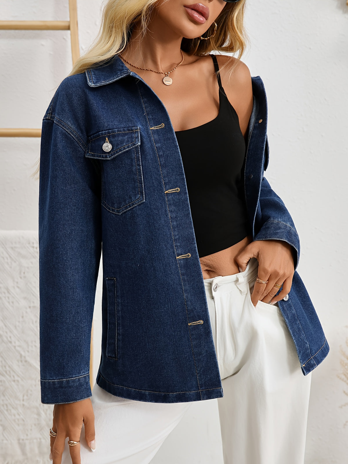 Veste grande taille, coupe ample, col à revers, boutonnage, détail du tissu