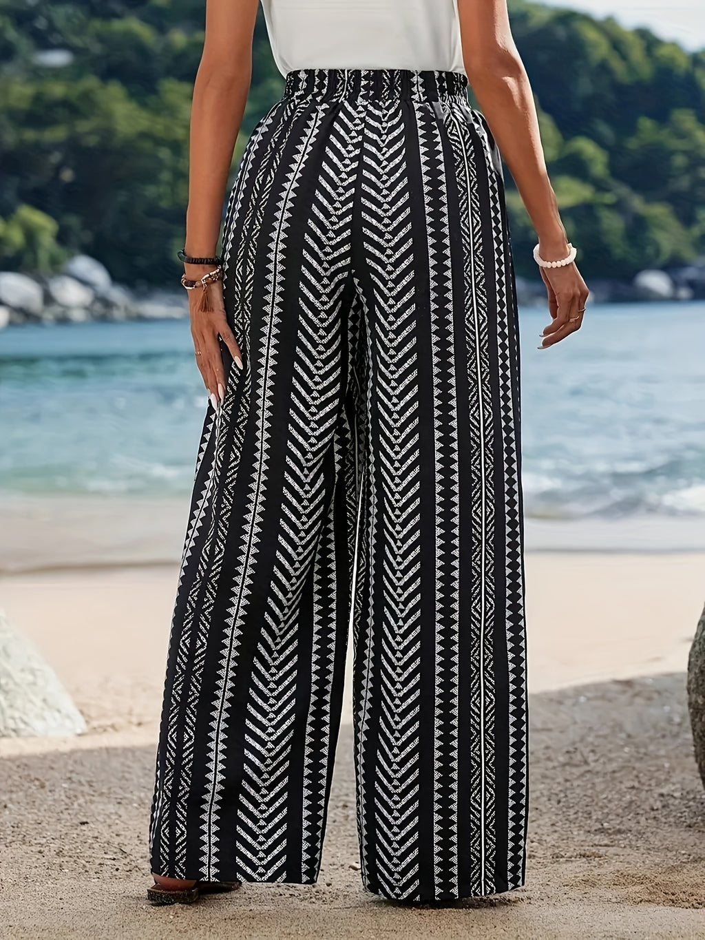 Pantalon grande taille à imprimé géométrique, coupe droite, détail du col