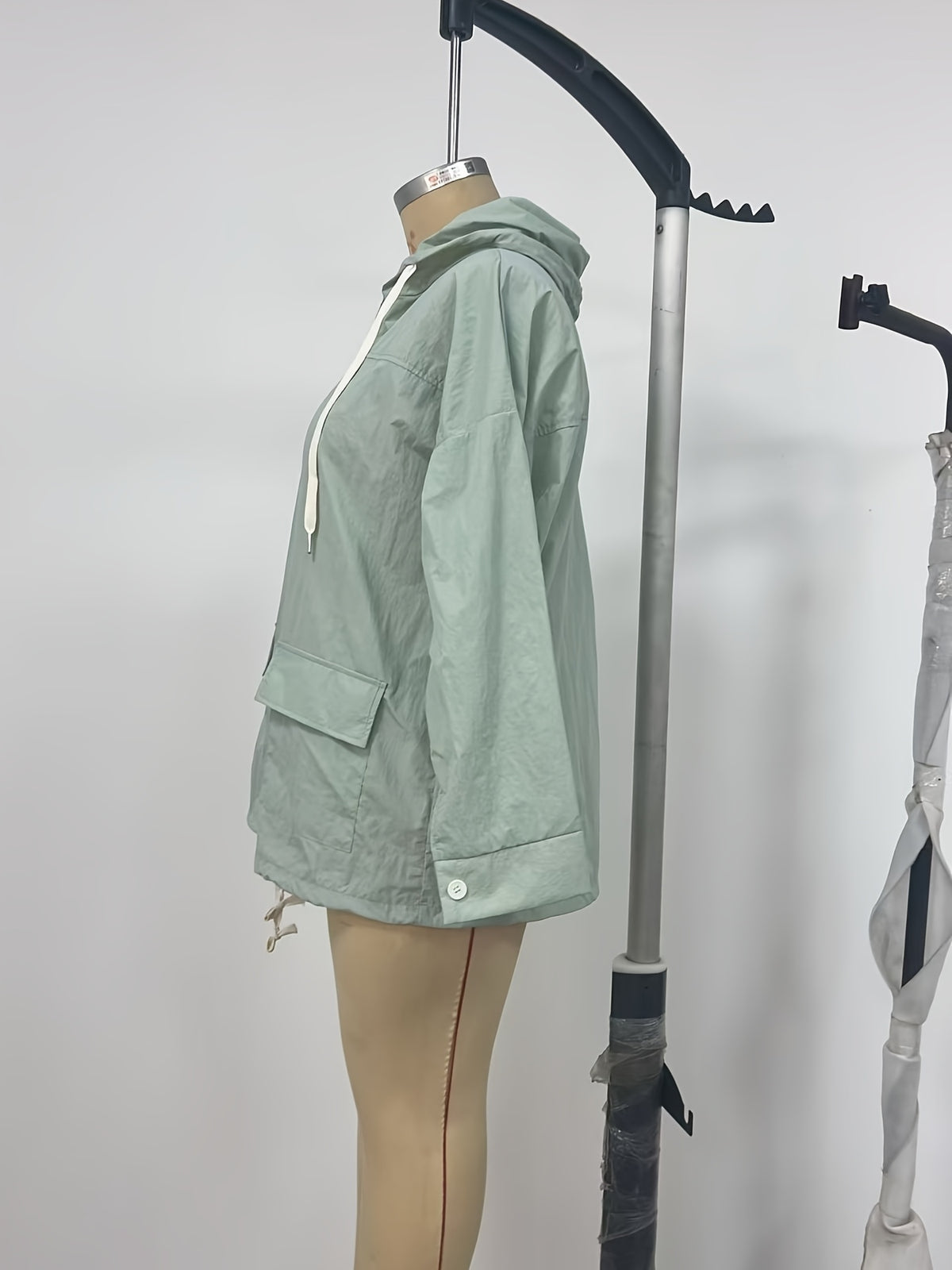 Veste grande taille, coupe oversize, capuche, tissu léger, autre coloris