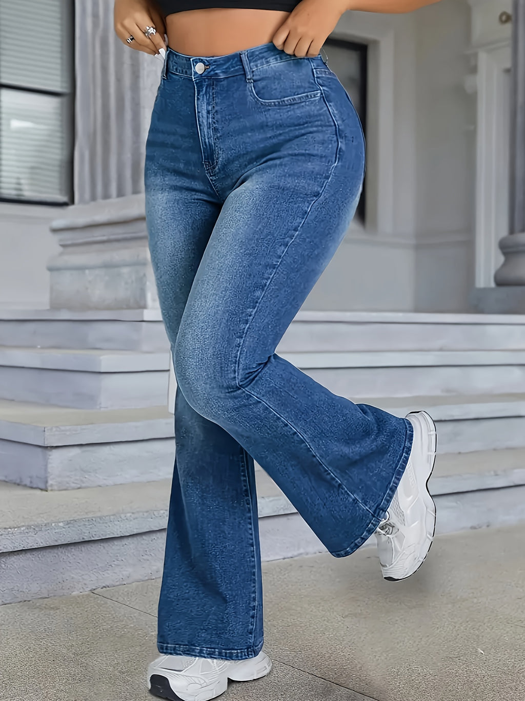 Jean grande taille, coupe évasée, délavage doux, tombé fluide — composition : 65% Coton, 20% Polyester, 14% Viscose, 1% Élasthanne