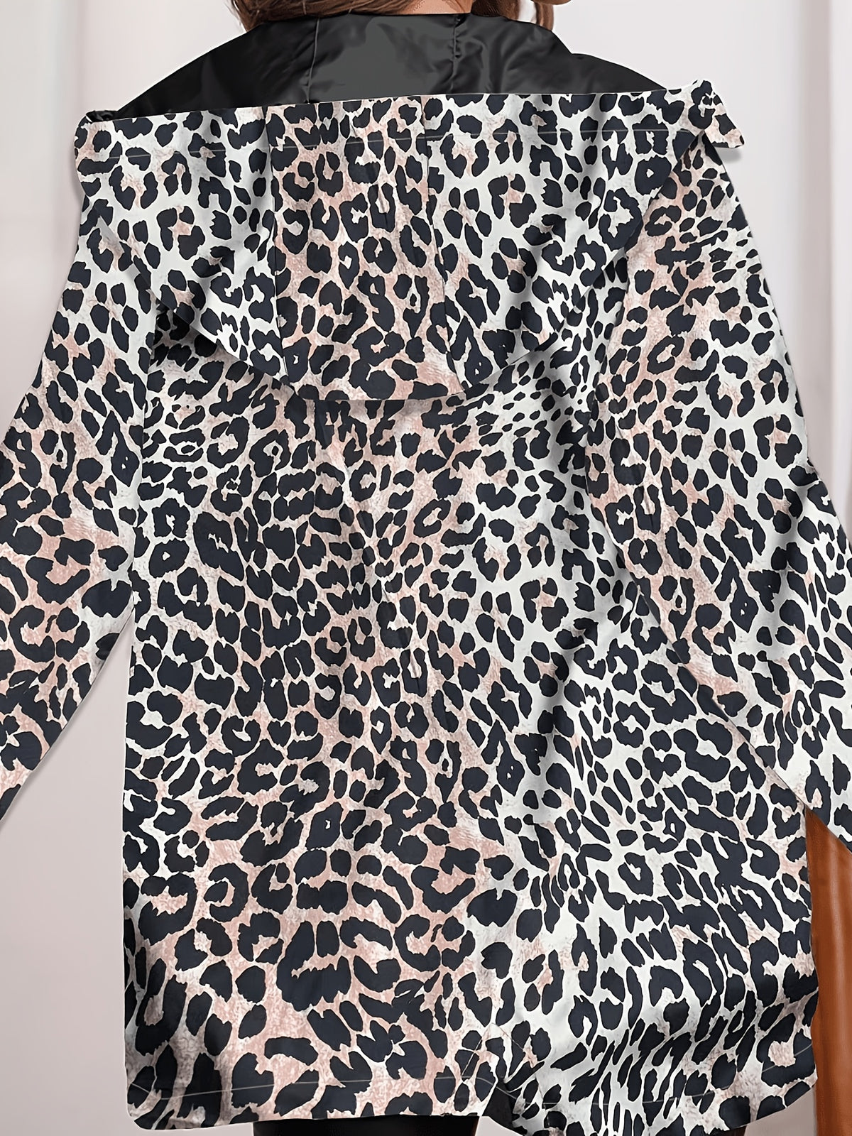 Veste grande taille à imprimé léopard, coupe ample, capuche, détail du tissu
