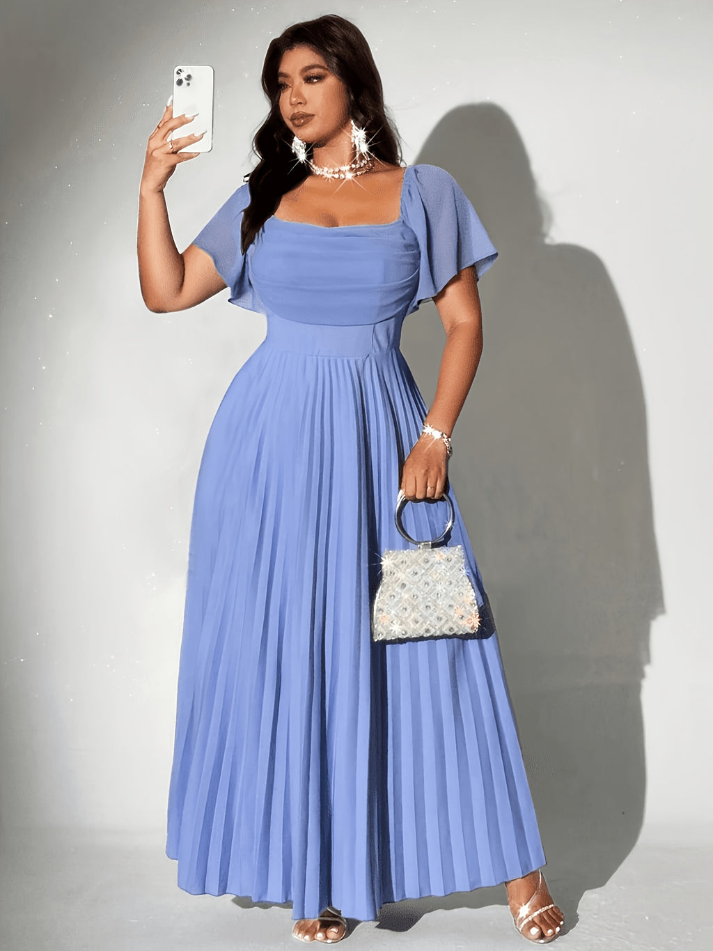 Robe d'invitée grande taille — Col carré et jupe plissée