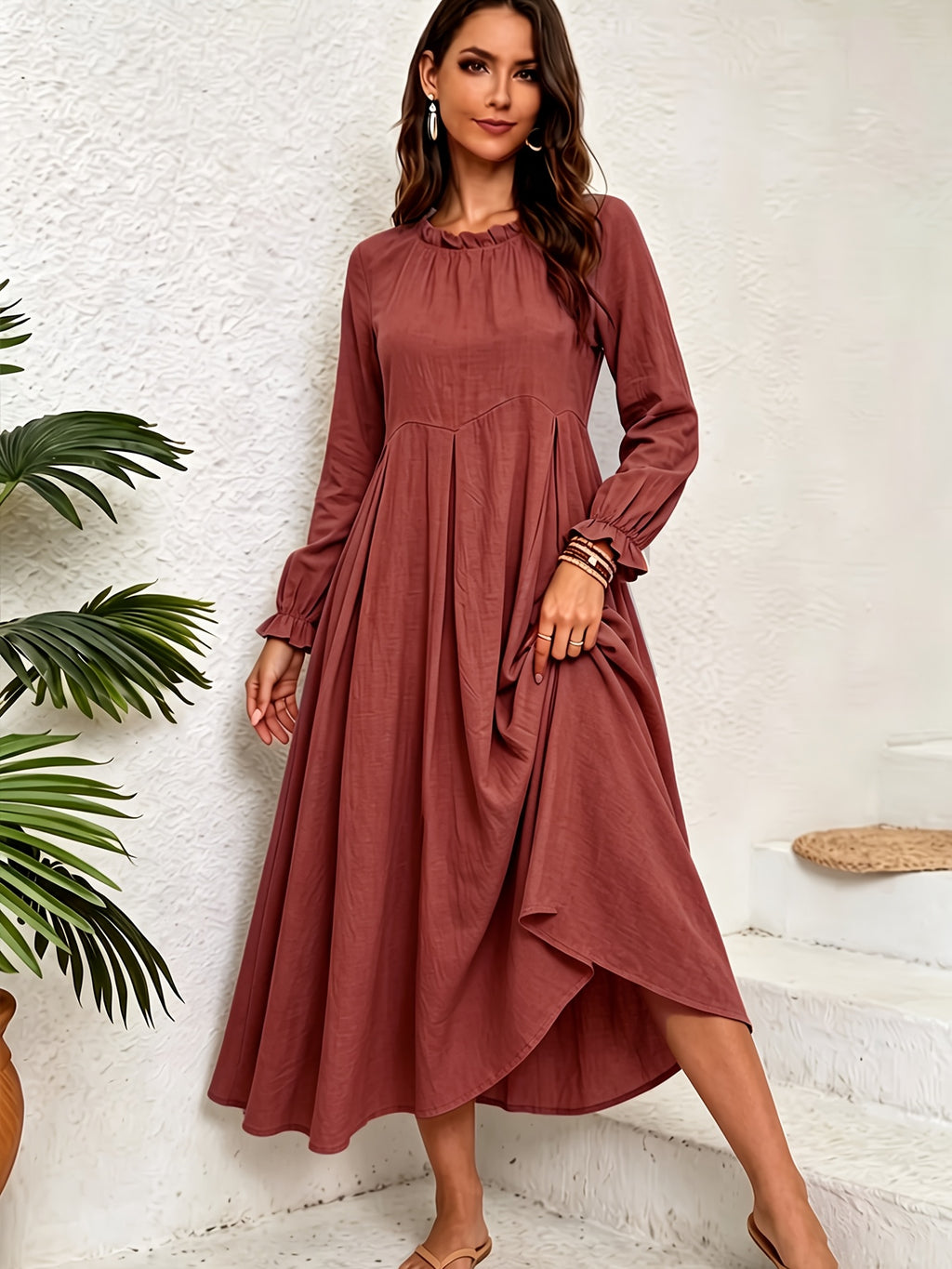 Robe midi grande taille en lin — Col à volant et ourlet croisé